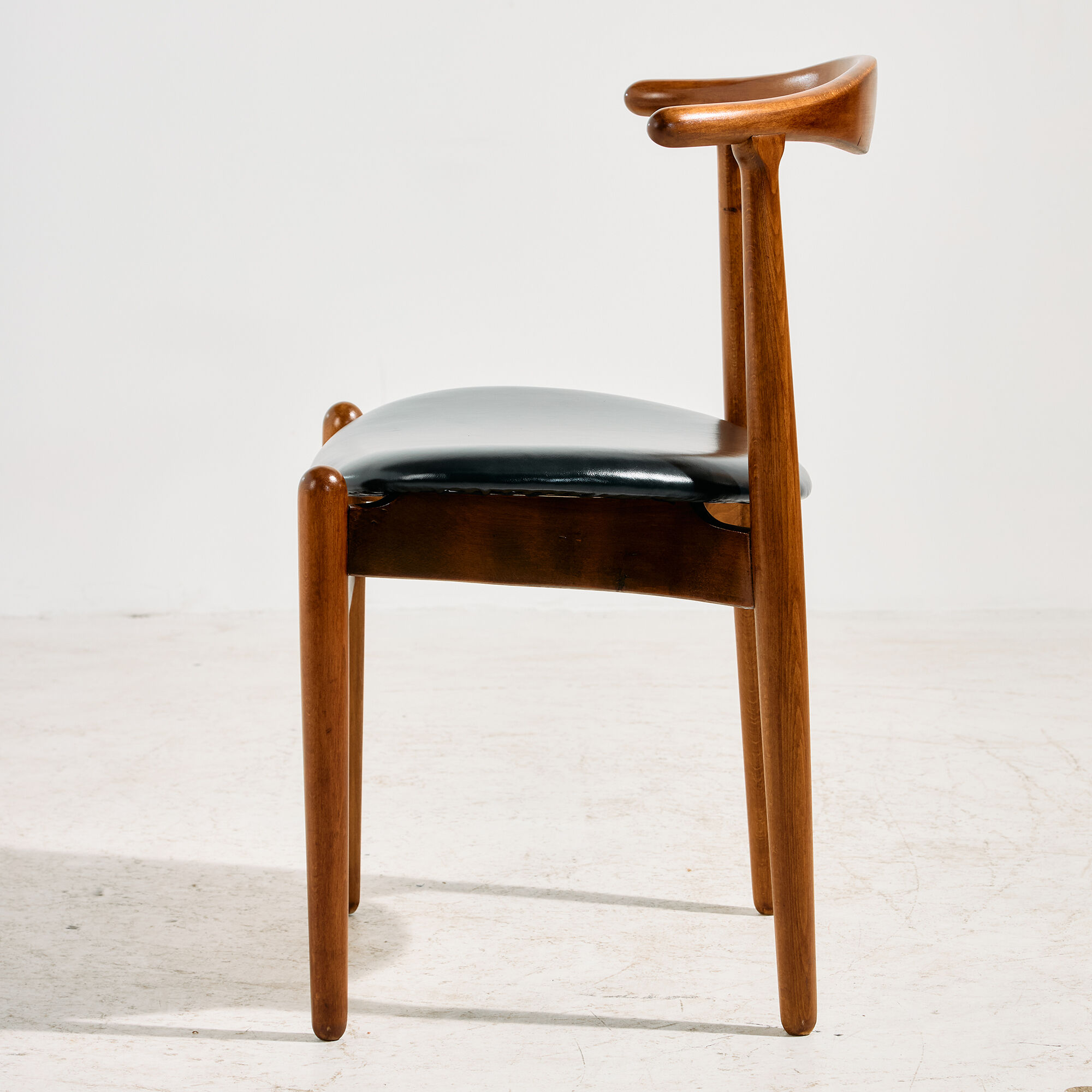 Restored dining chair FH708 by Hans J. Wegner