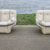 Paire de fauteuils "space age" en cuir. Couleur "crème". Circa 1970.