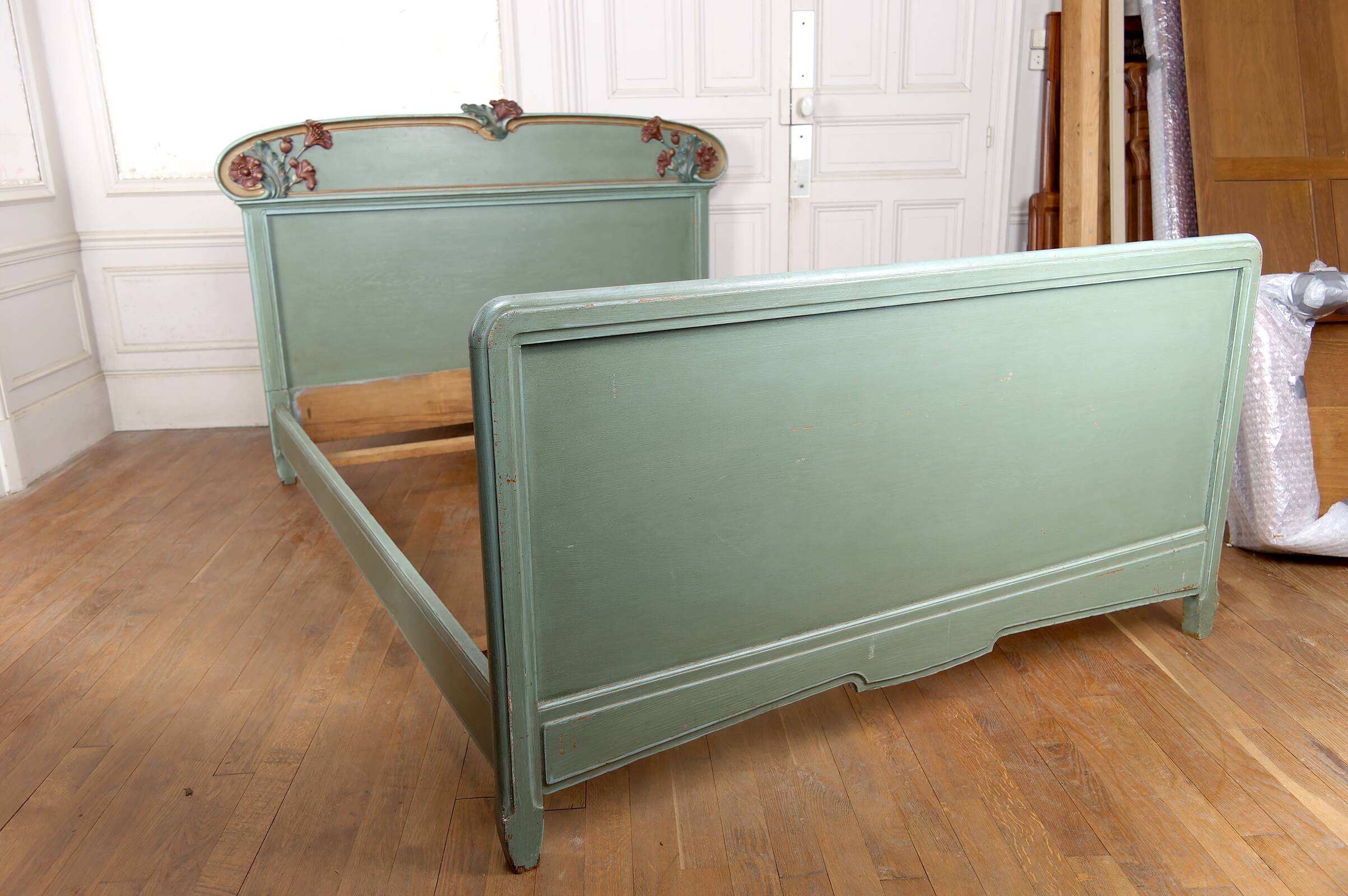 Art Nouveau bed in carved and painted wood, Poppies, Circa 1900