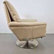 Fauteuil Cece pivotant en cuir de Leolux