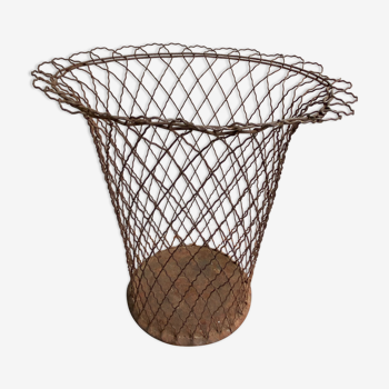 Metal wire wastepaper basket