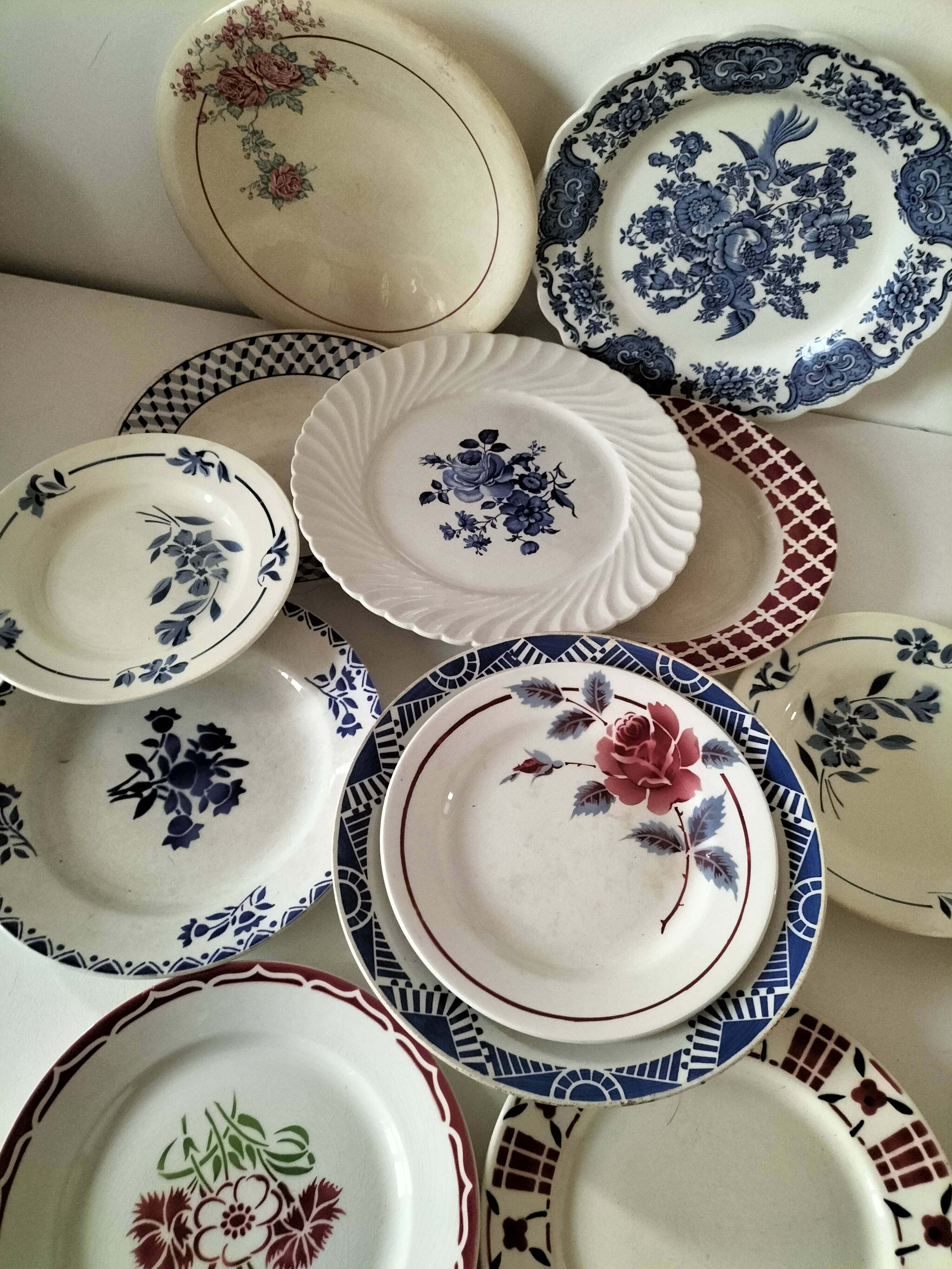 Set of 12 ironstone plates – Deep blue & red