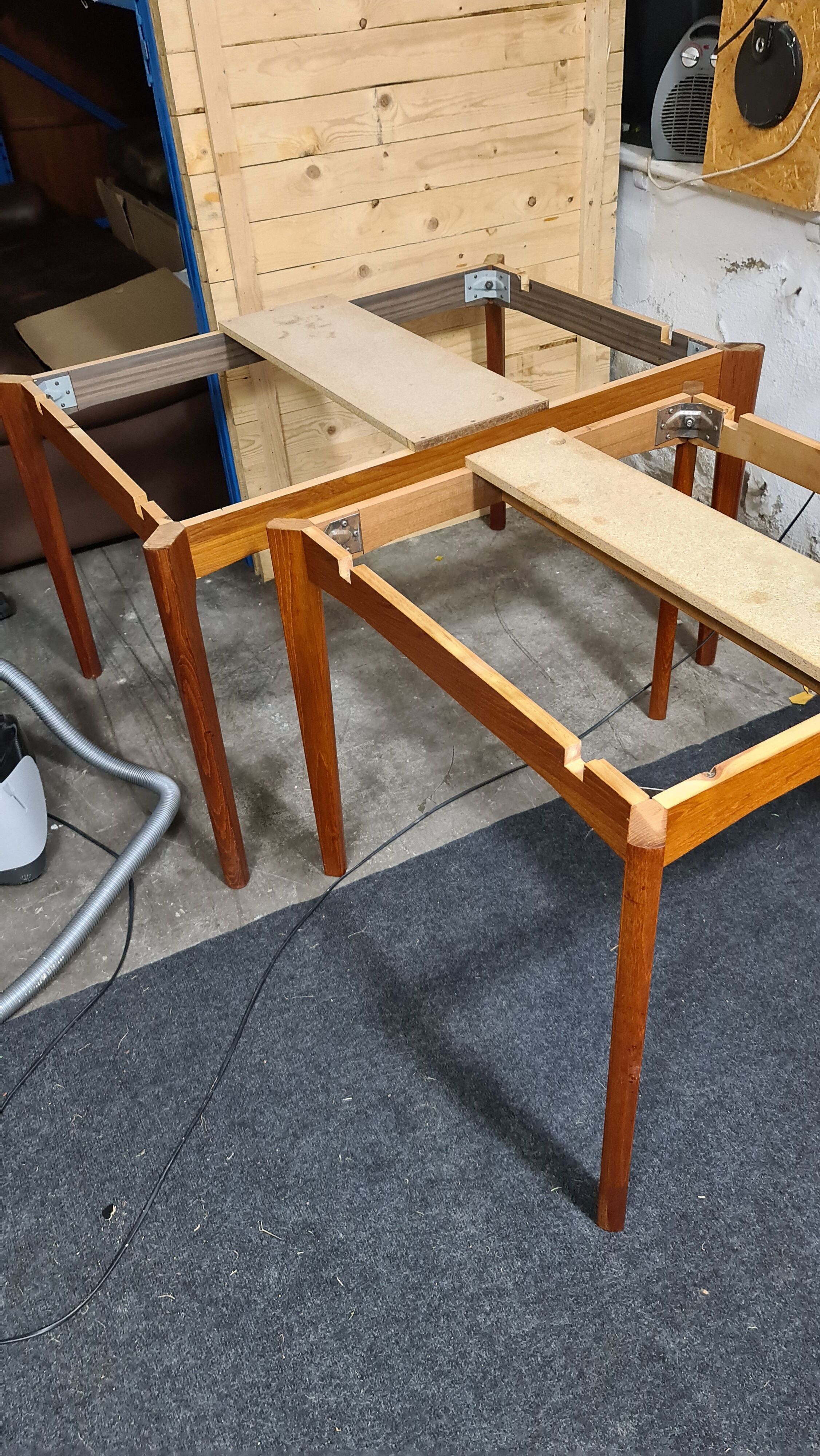 Teak Danish design dinning table by Henning Kjaernulf