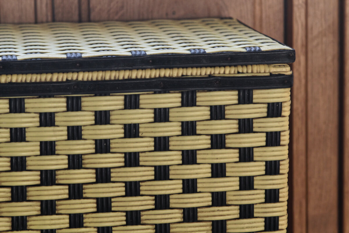Vintage clothes basket in braided scoubidou