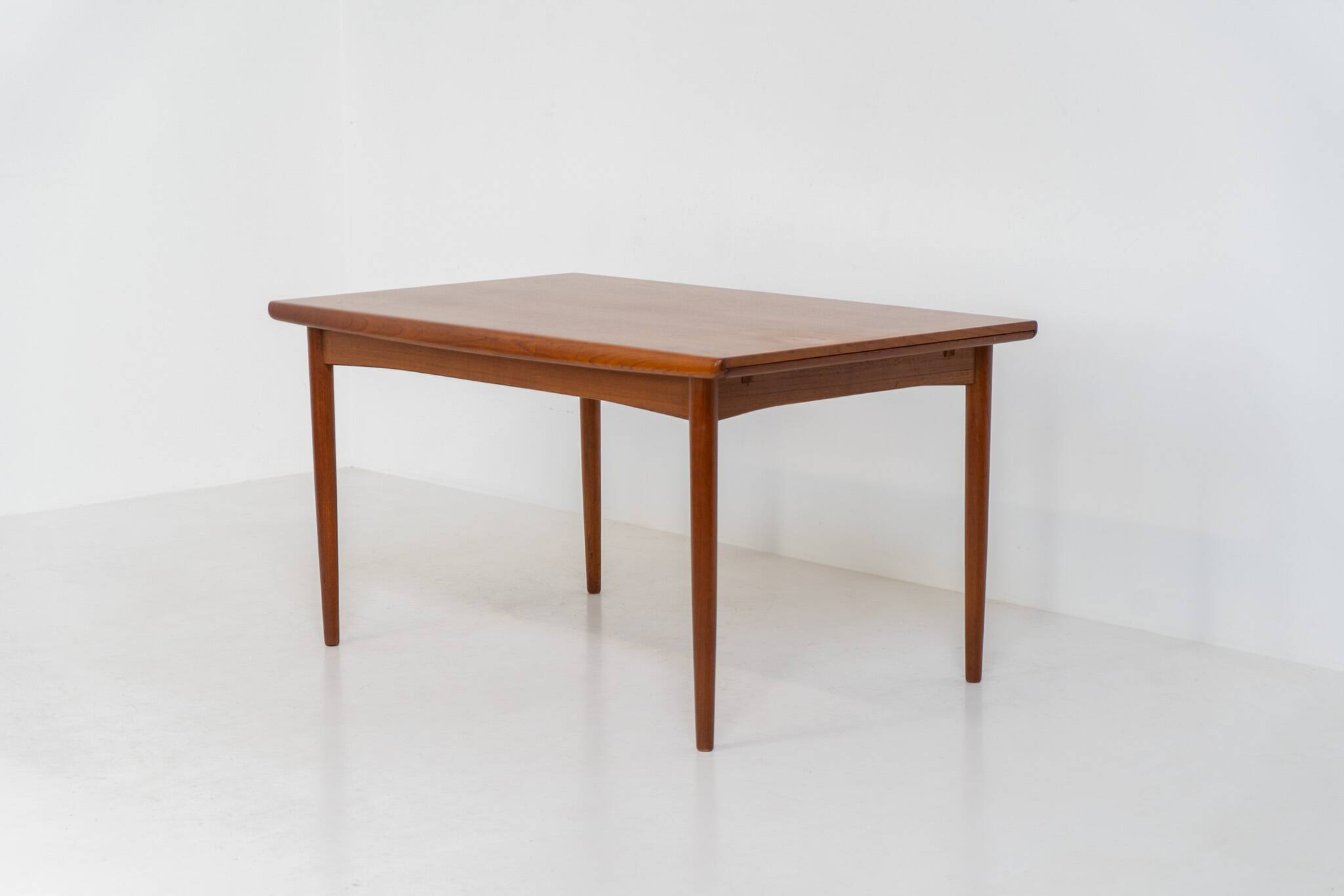 Extendable dining table by Skøvby Møbelfabrik