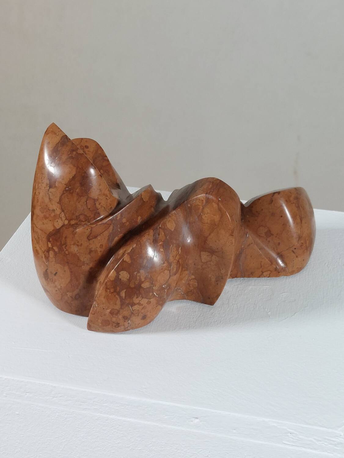 Sculpture en marbre artisanale de forme organique vintage