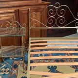 Lit une personne de style romantique en laiton avec table de chevet