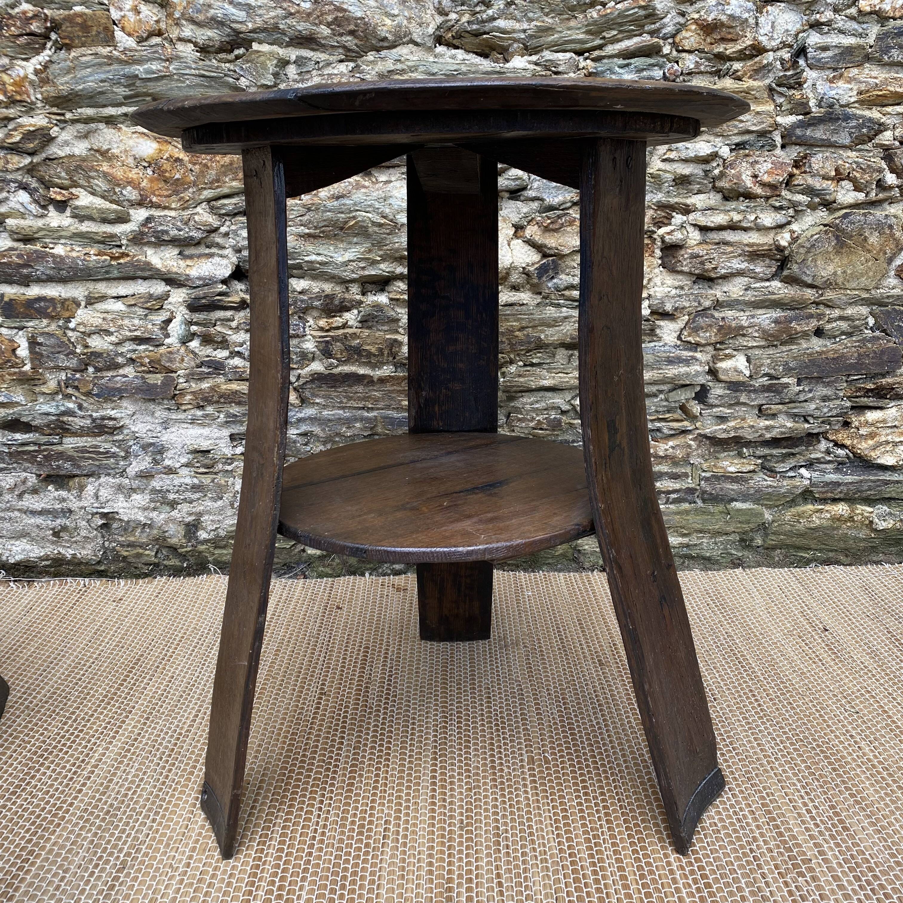 Ensemble table et chaises style brutaliste , cave à vin