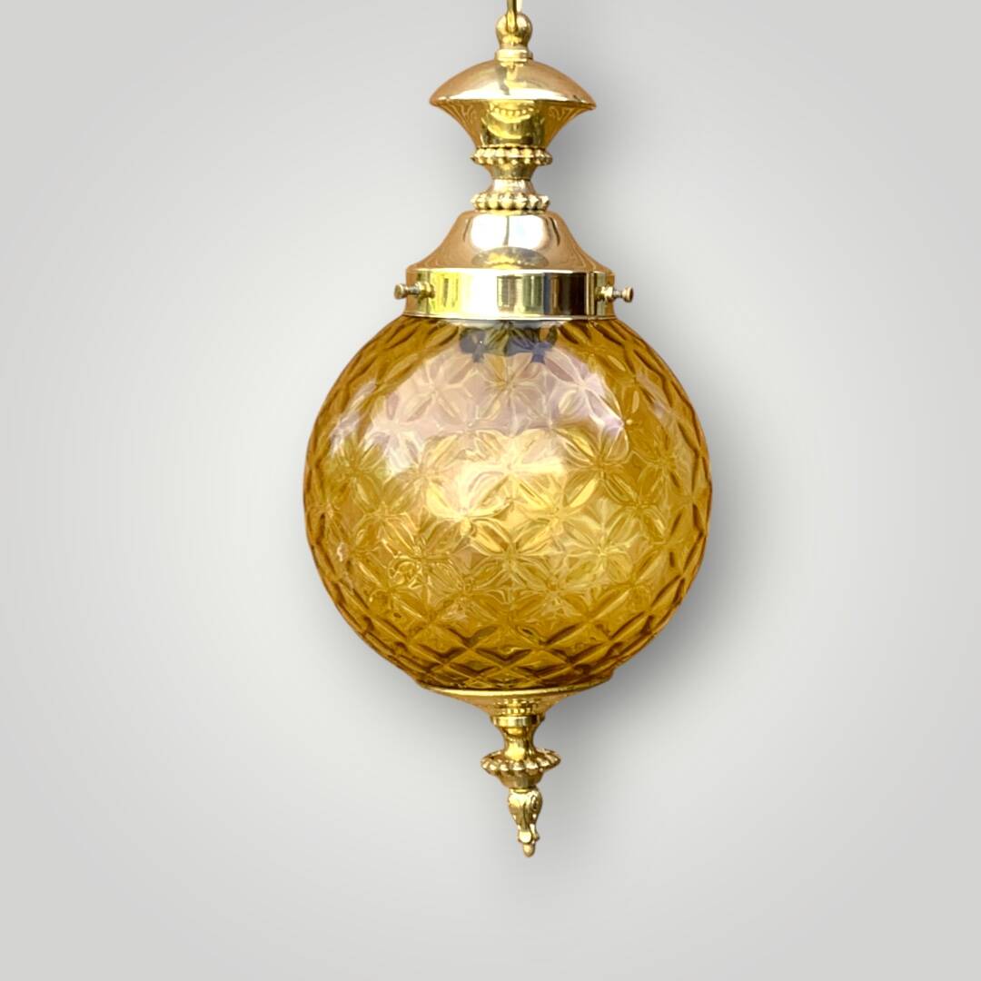Suspension boule style Hollywood Regency en verre texturé et laiton doré