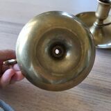 Paire de bougeoirs à poucier en laiton