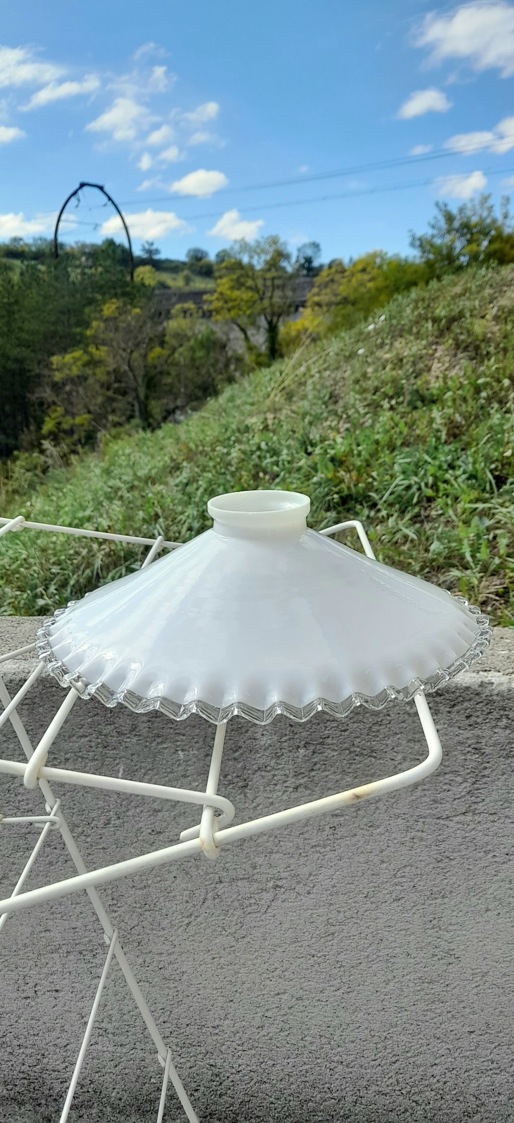 Serrated opaline suspension