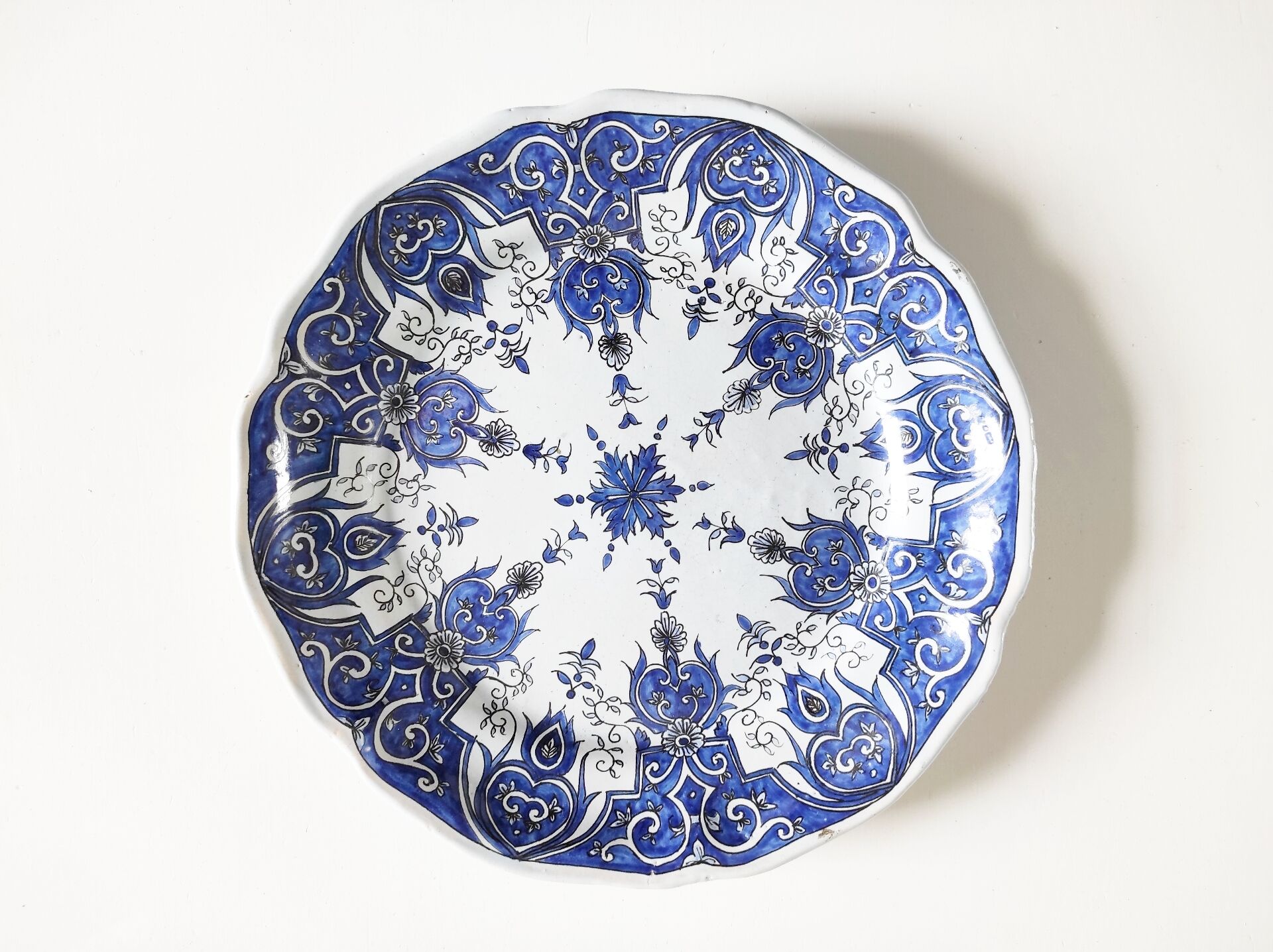 Assiette en faïence peinte à la main tons bleus