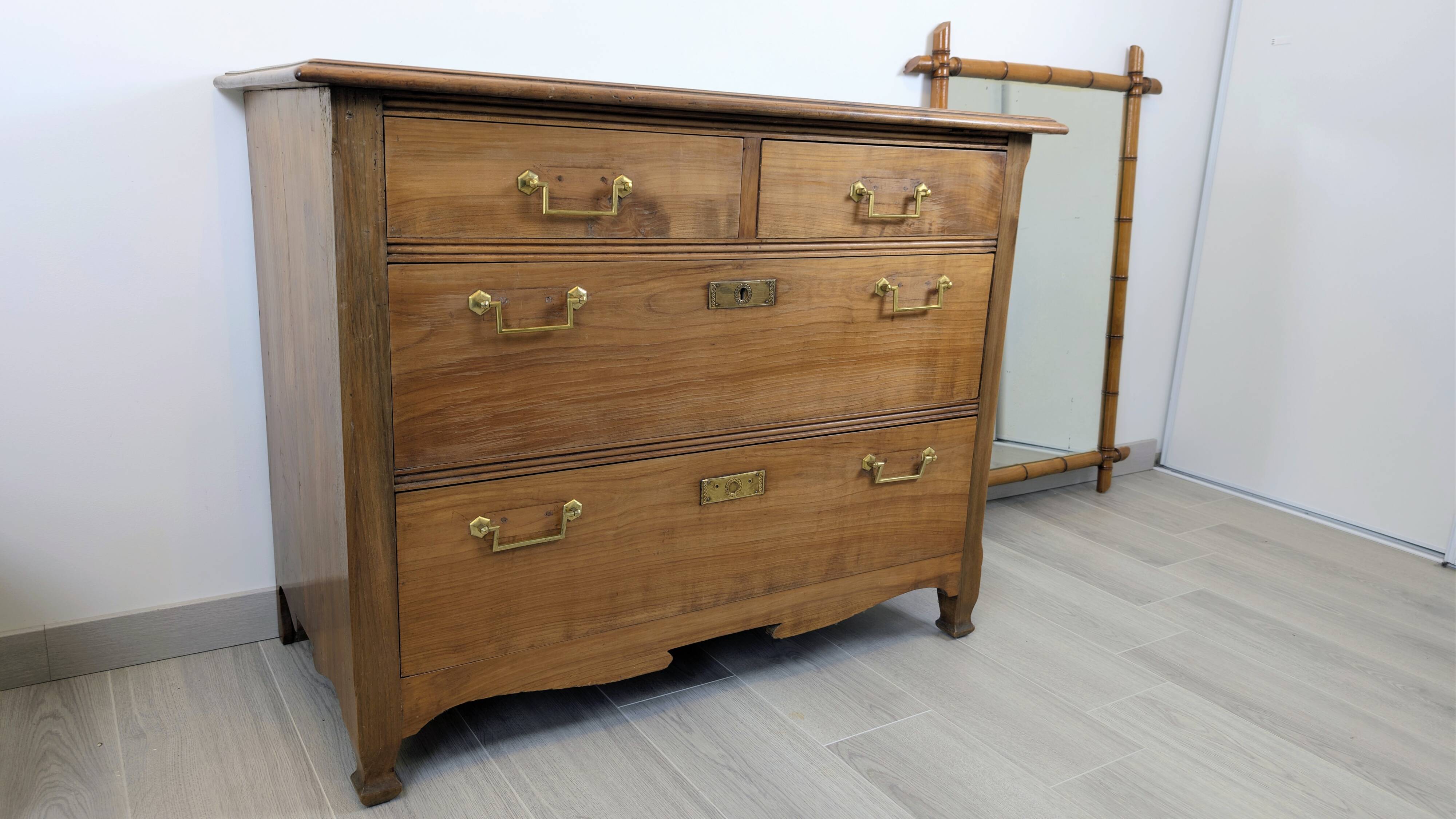 Antique marine chest of drawers in solid wood – charm and maritime spirit