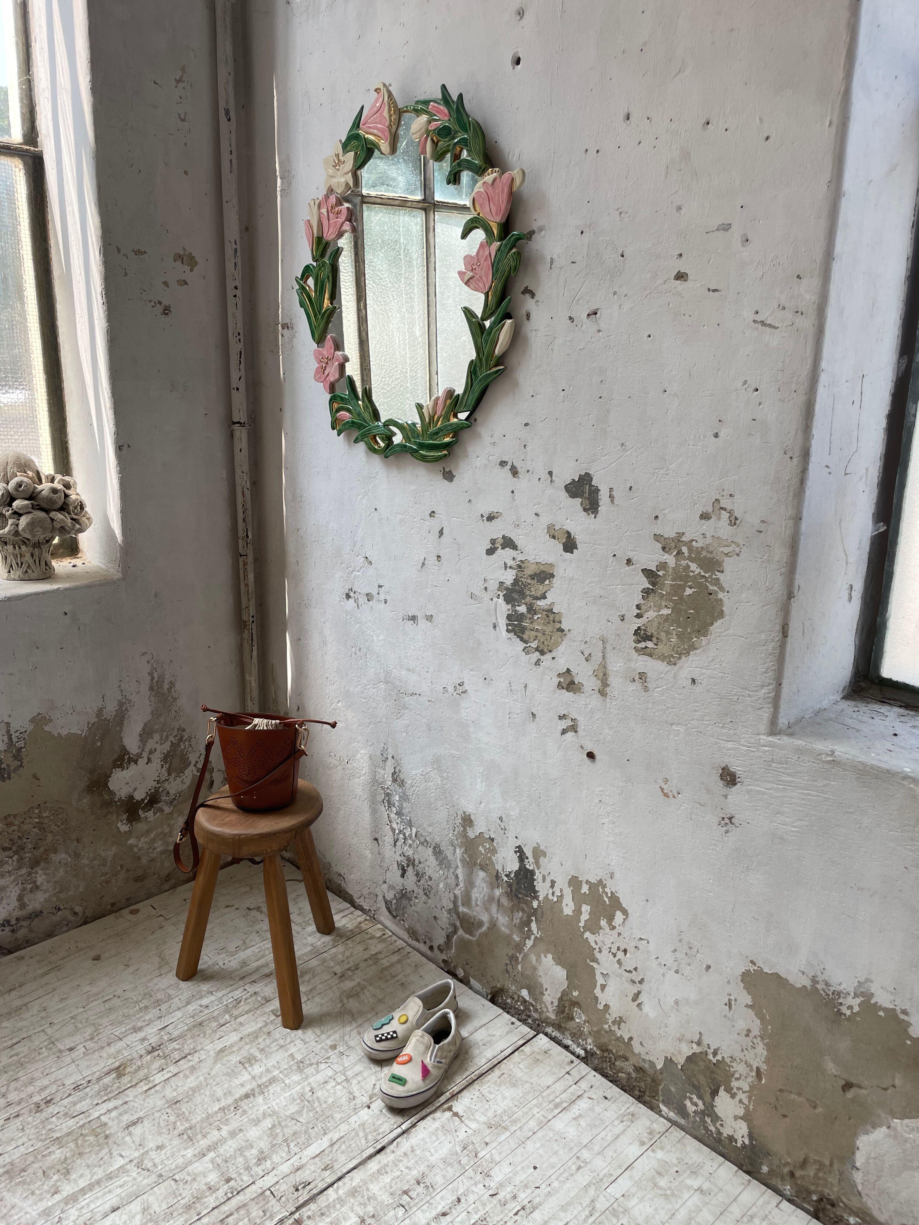 Oval ceramic mirror with flowers