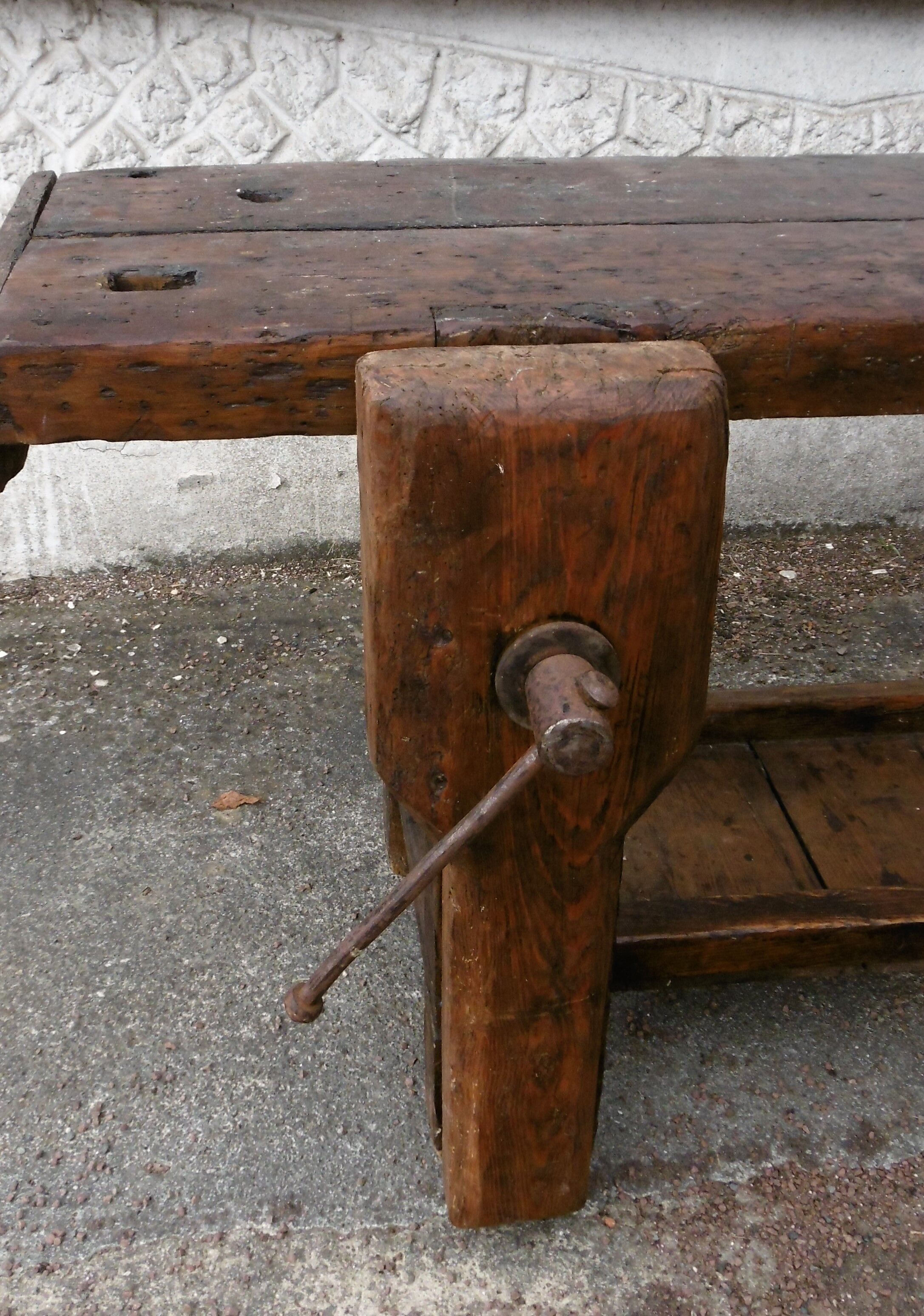 Workbench in raw wood with the press