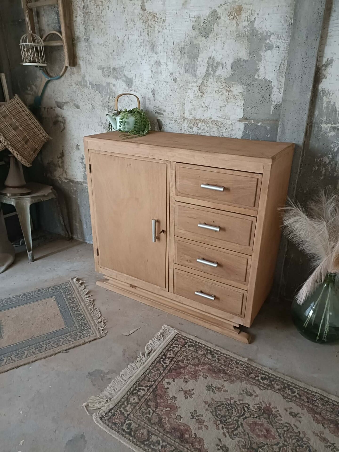 Chest of drawers