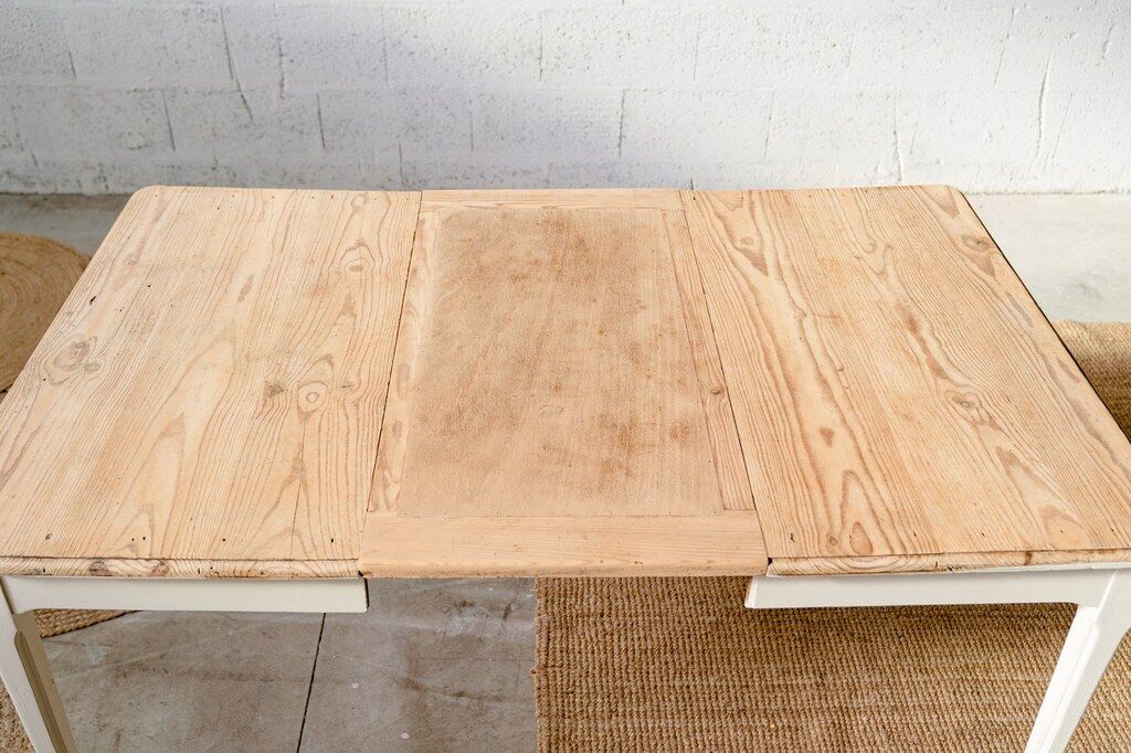 Wooden farmhouse table – cream foot