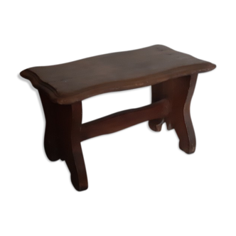 small bench rests feet