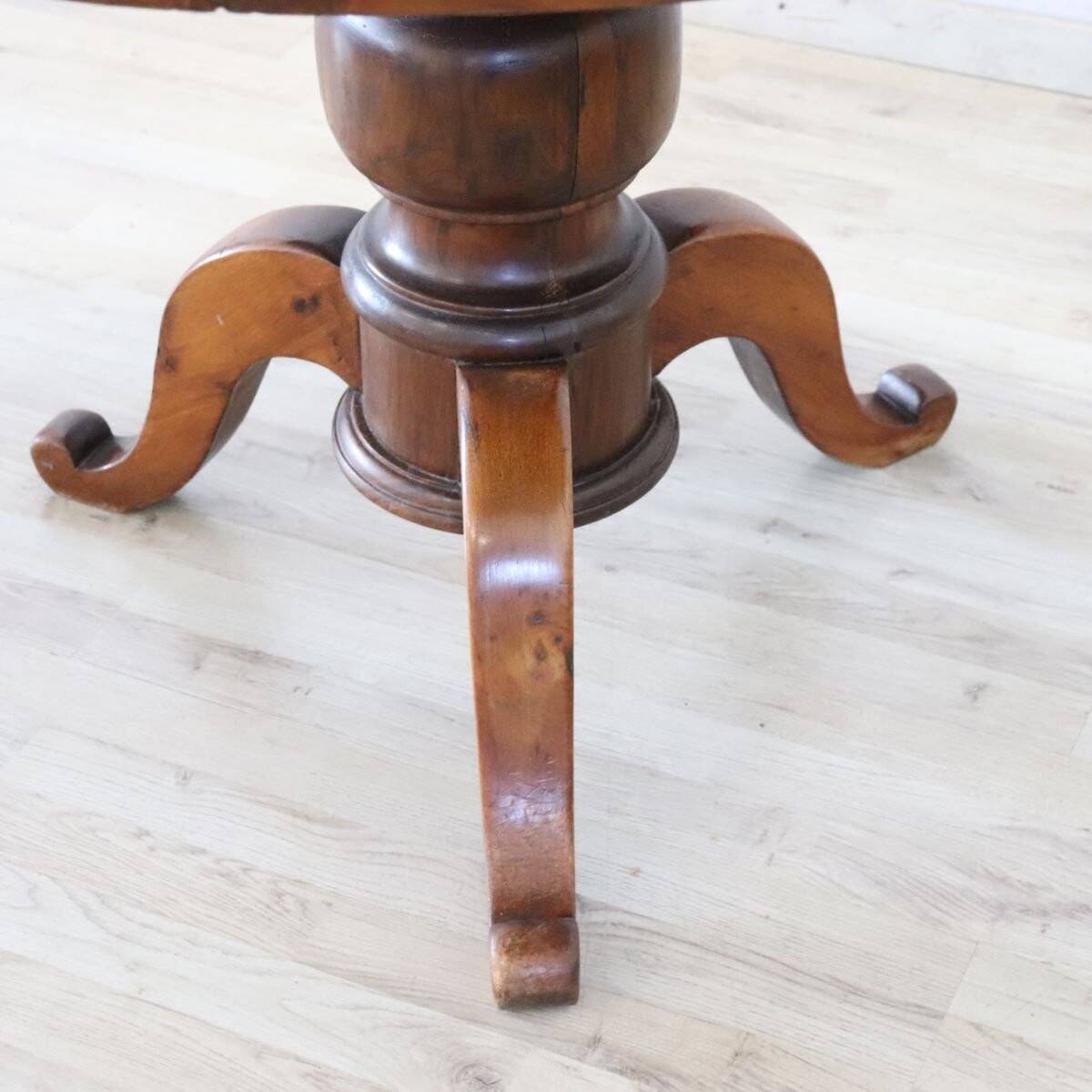 Antique Til Top Table In Walnut Inlaid, Italy Mid 19th Century