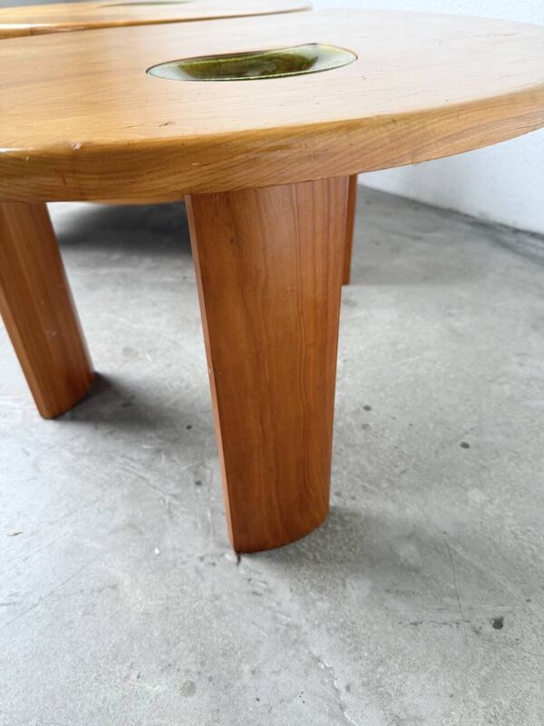 Tables basses en orme formant une goutte