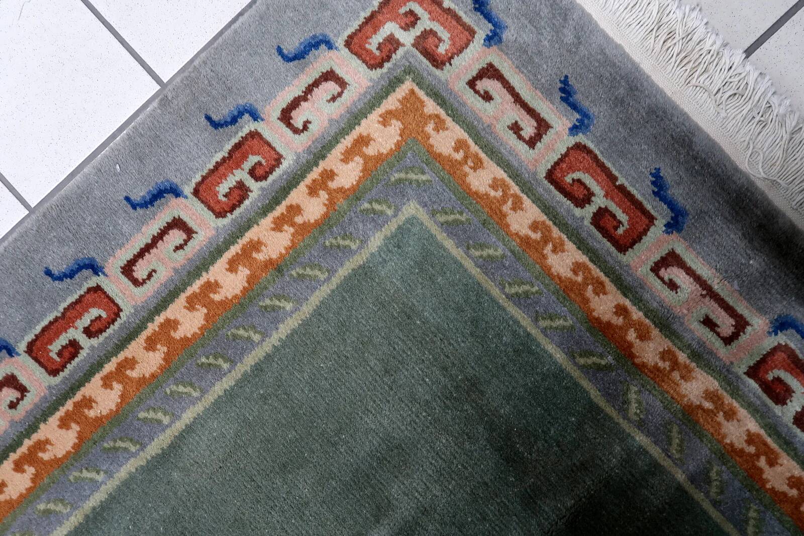 Tapis fait main Art Déco tibétain vintage 113 cm x 194 cm années 1960