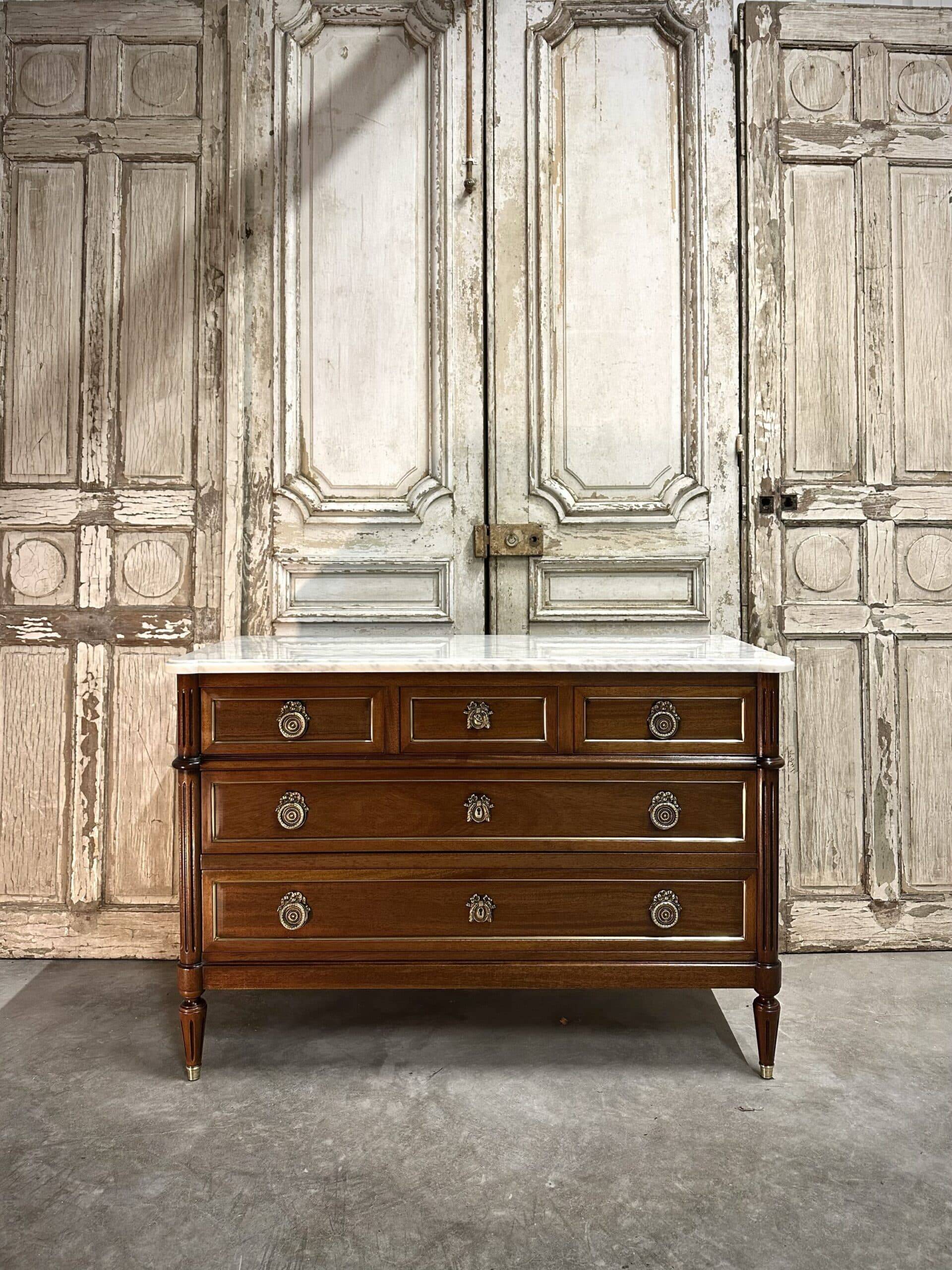 Commode de style Louis XVI en acajou