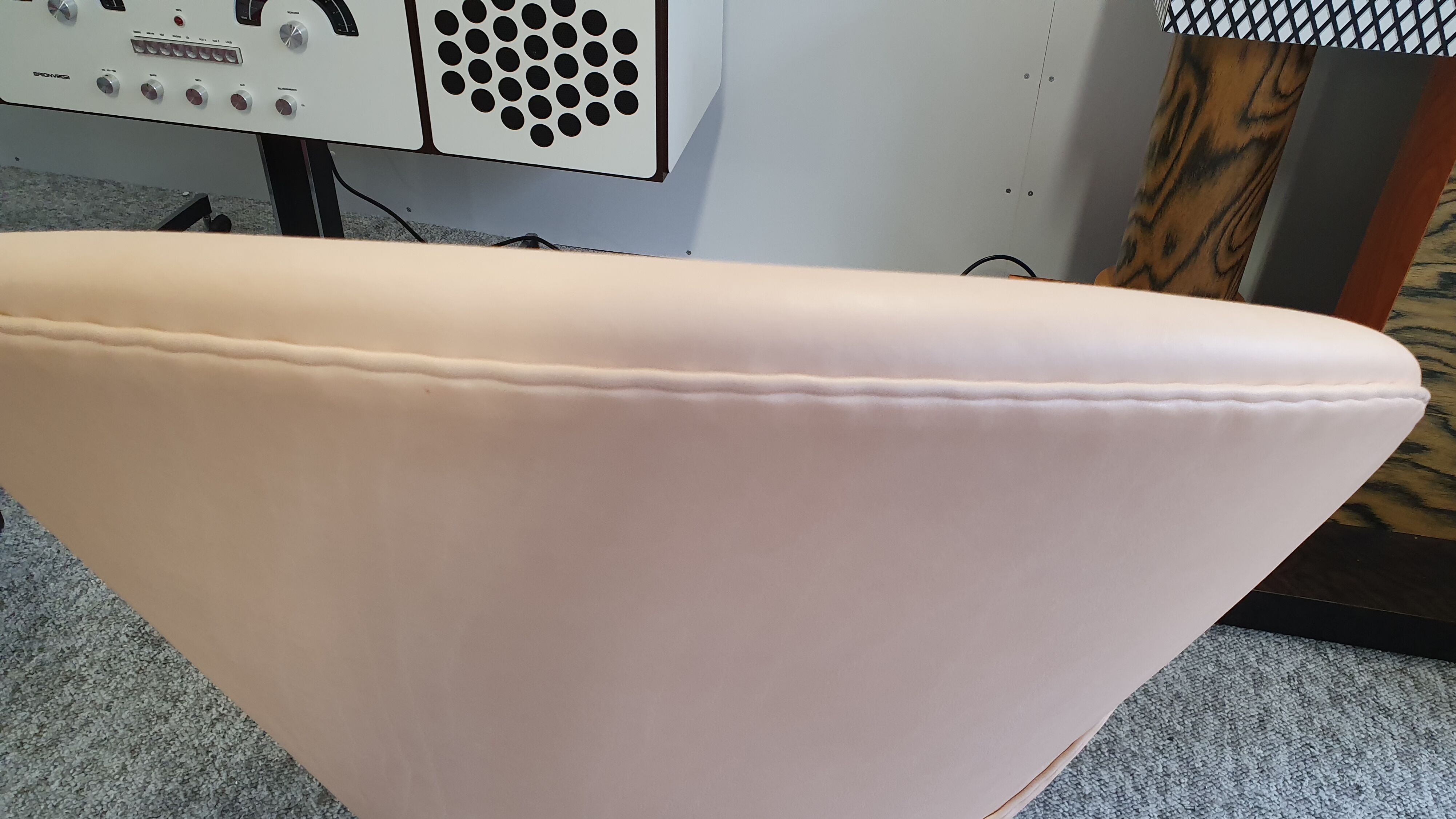 Arne Jacobsen natural leather swan chair by Fritz Hansen