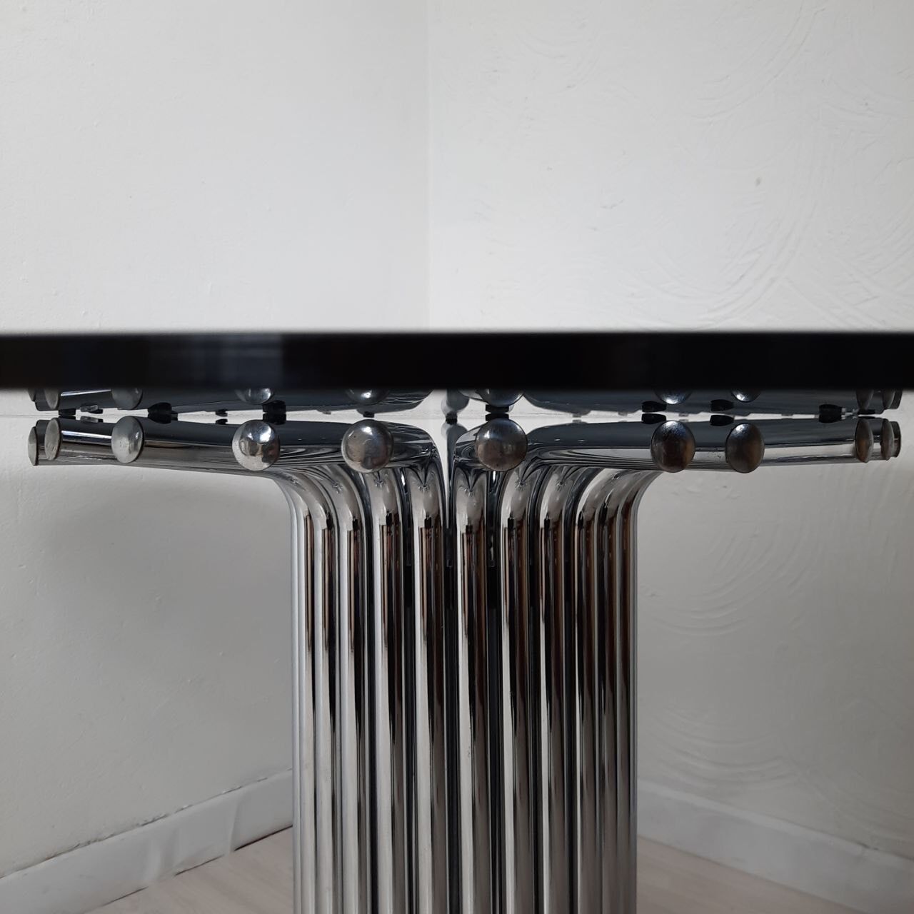 Table des années 70, acier et cristal,