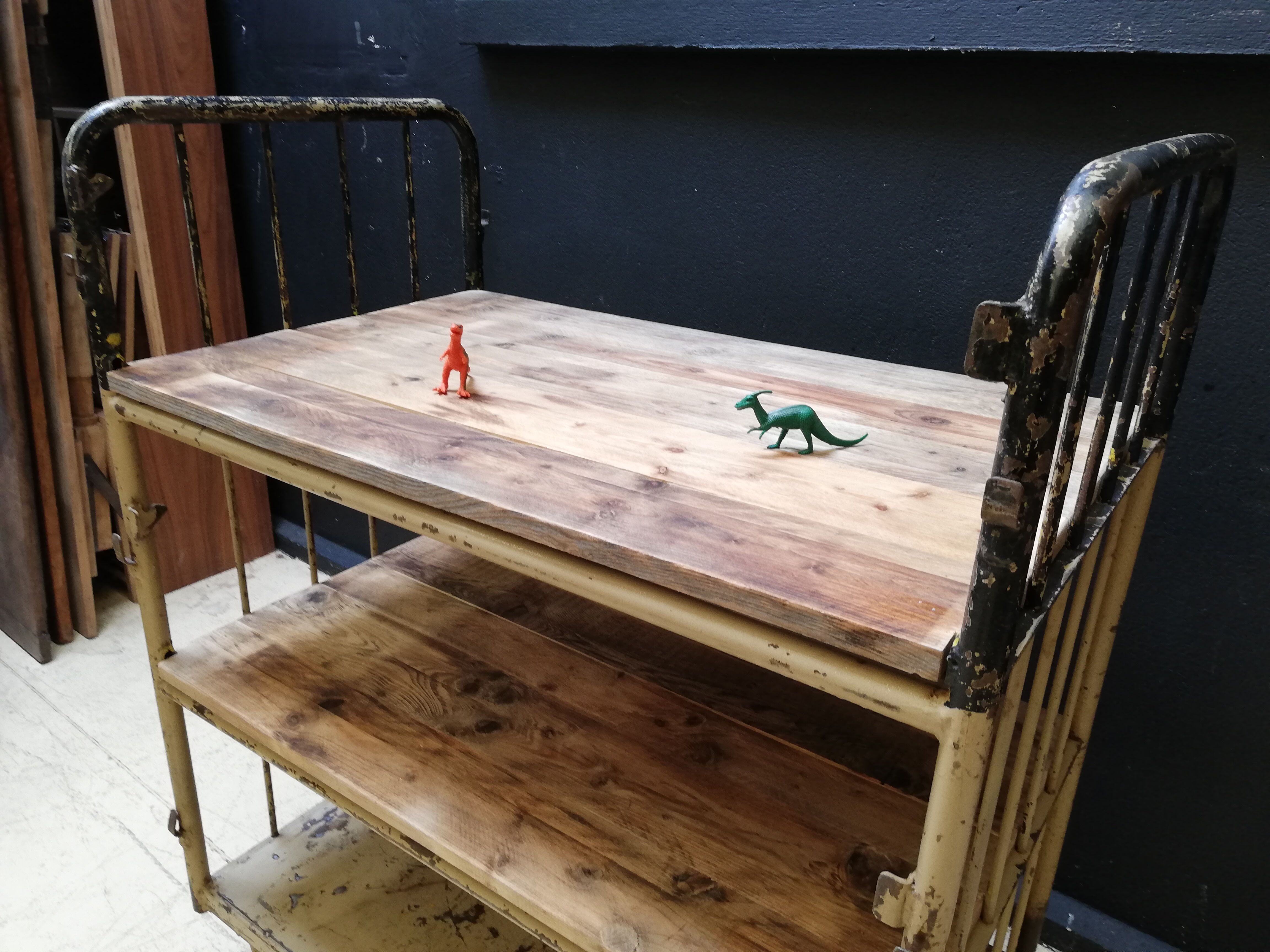 Industrial trolley, roulette shelf