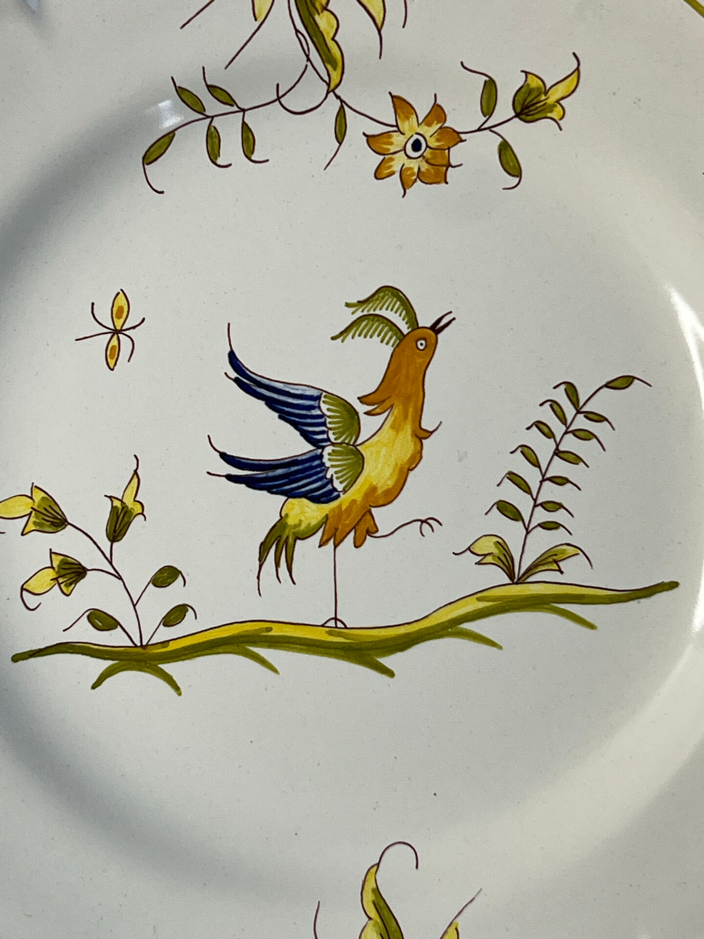 Assiette en faïence de Moustiers signée 23cm