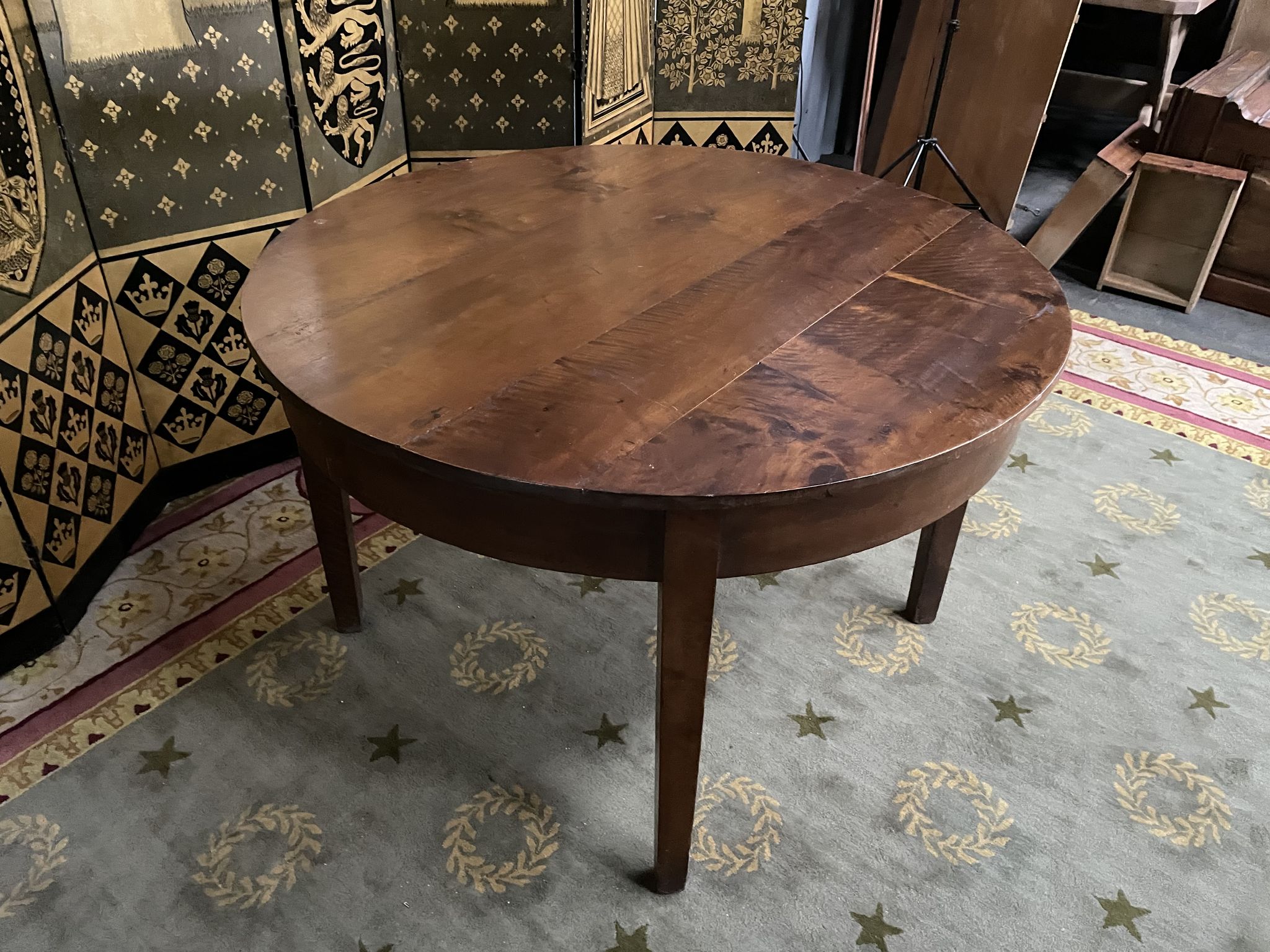 Table de ferme ronde en noyer à ceinture