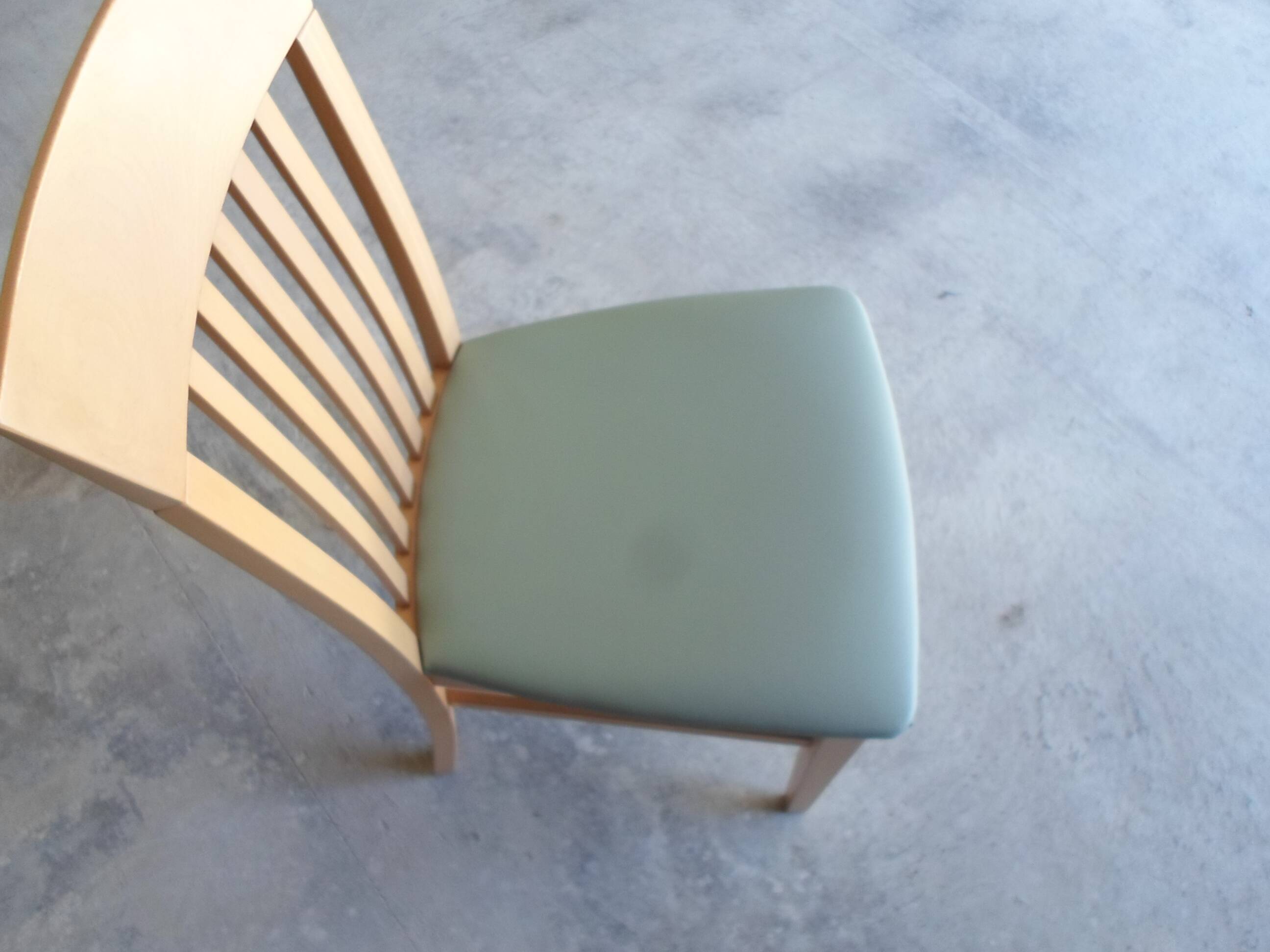 Chaise skai vintage en hêtre siège vert suède