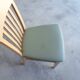 Chaise skai vintage en hêtre siège vert suède