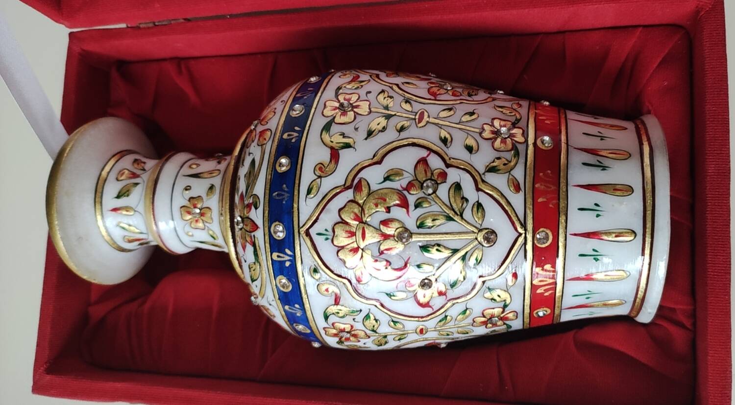 Hindu marble vase with floral decoration and gold leaf, in a box. Height 20 cm.