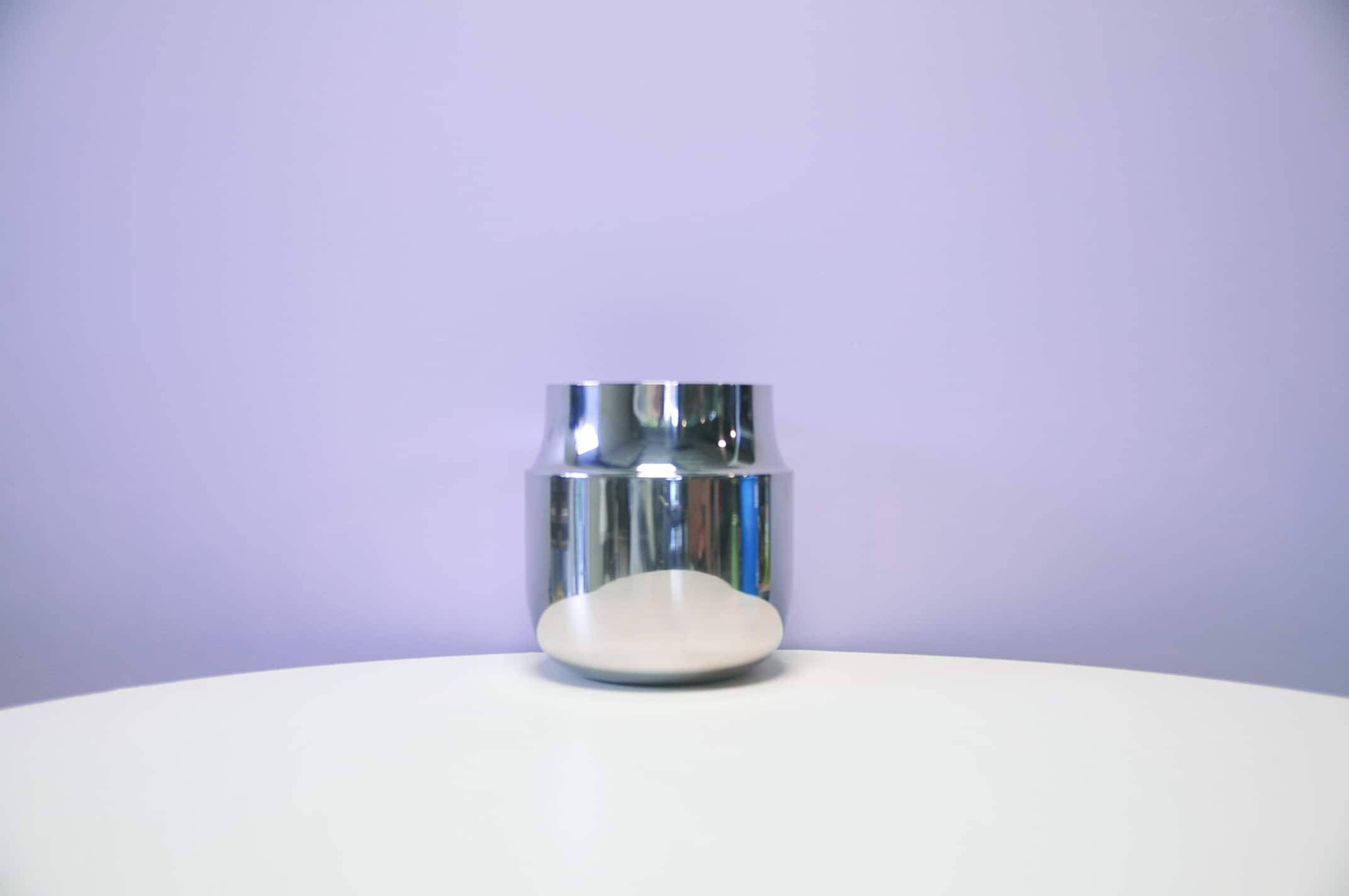 Chrome vase 'Tactile' Menu