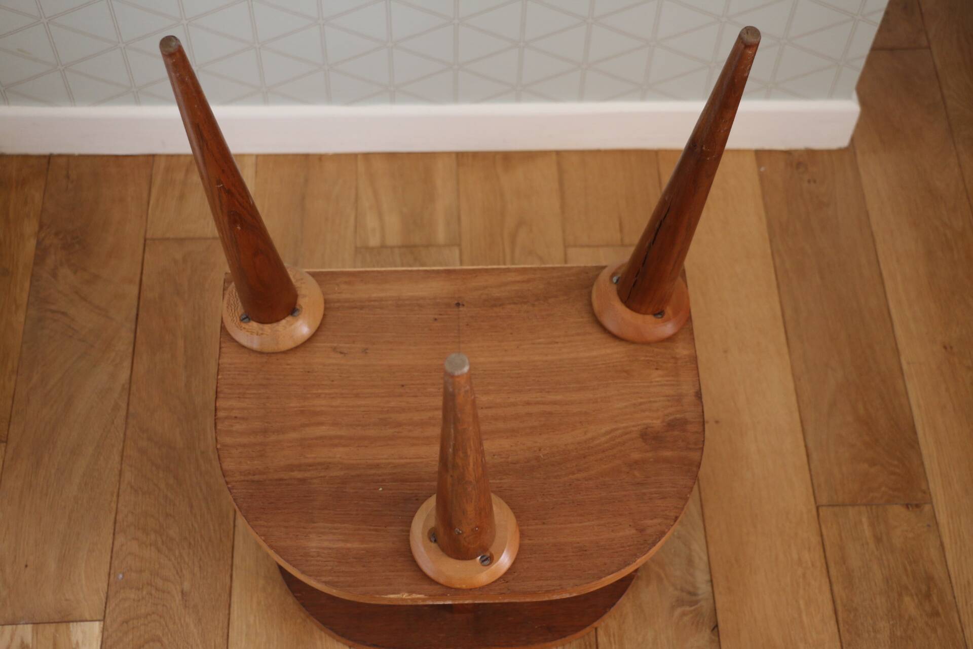 Tripod bedside table veneered in oak, 1950.