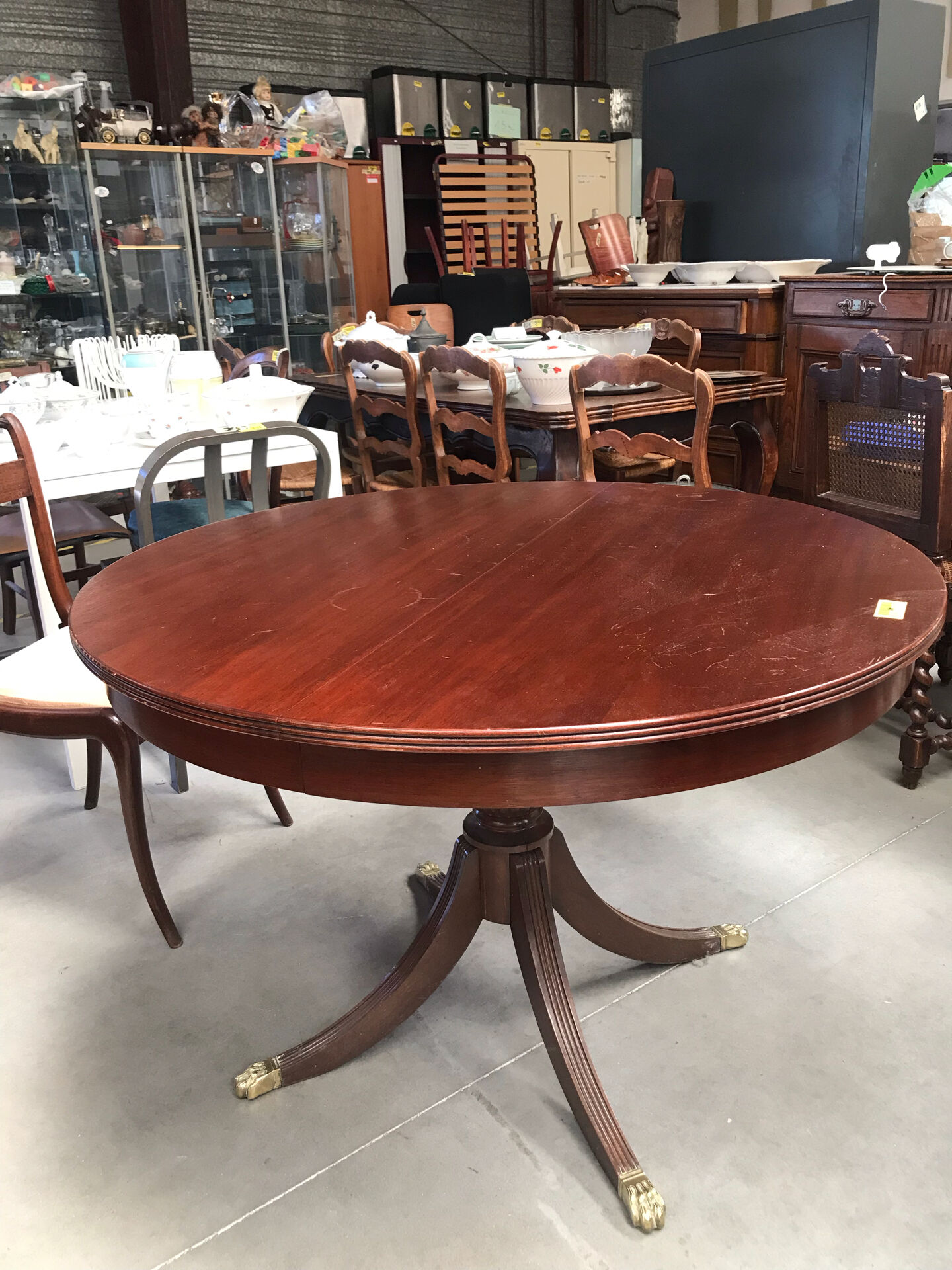 Round extendable dining table for six people, mahogany.