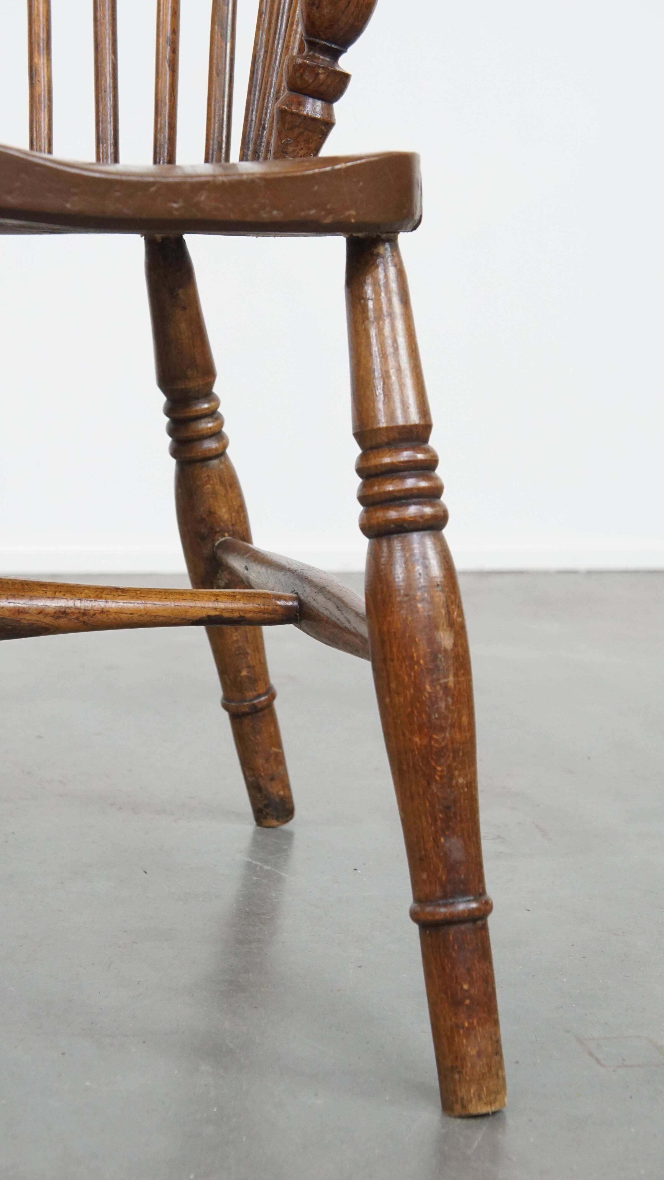 Antique English Windsor Chair from the 19th Century Made of Elm