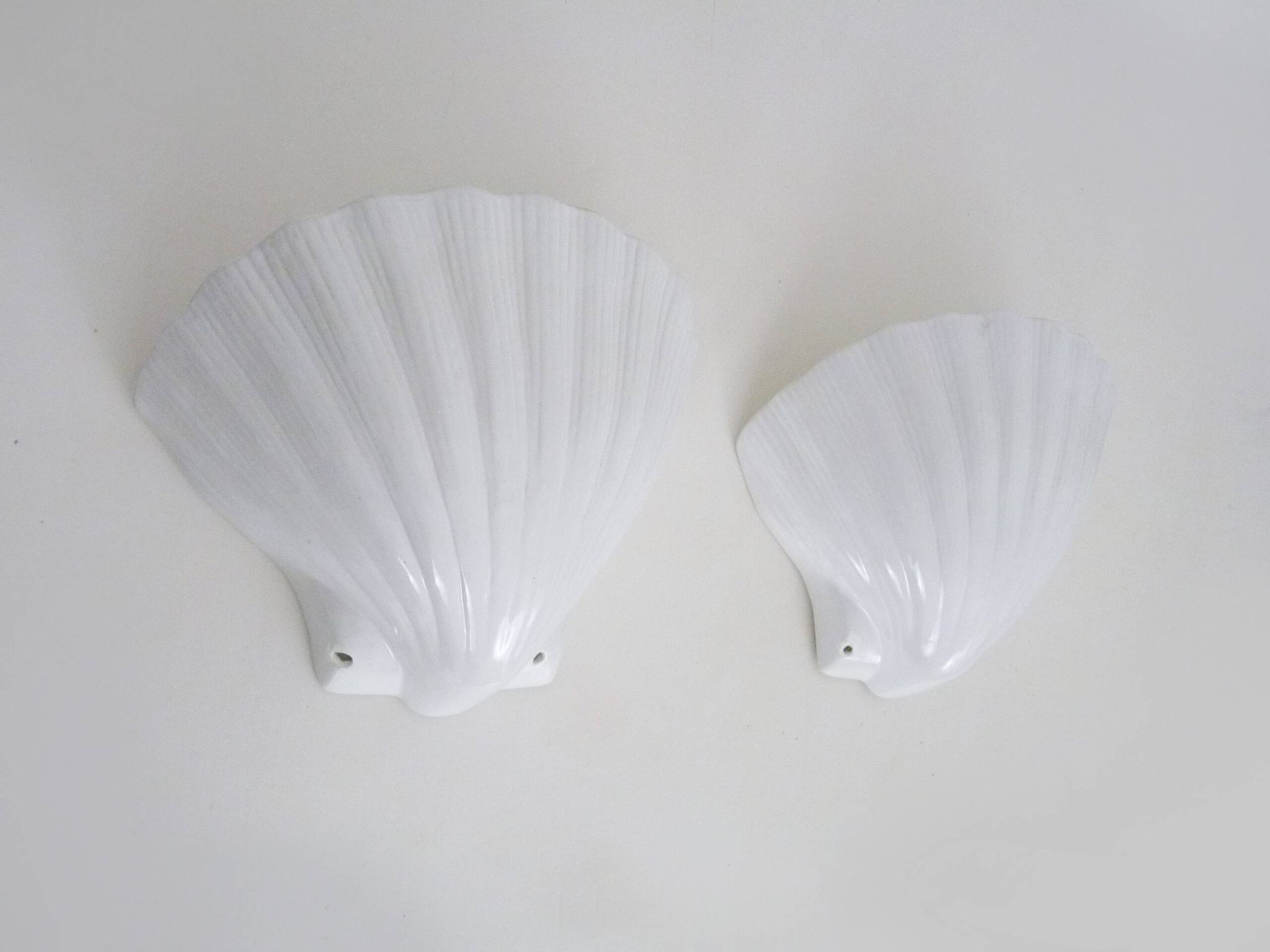 Pair of shell wall lights, in white ceramic. 80s 90s