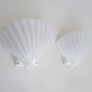 Pair of shell wall lights, in white ceramic. 80s 90s
