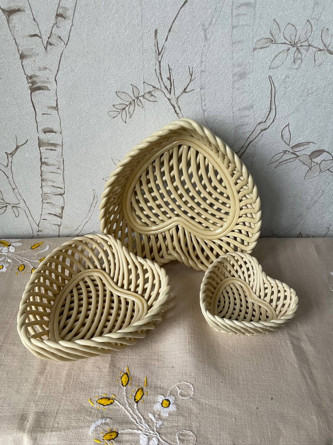 Set of 3 vintage beige heart-shaped woven porcelain nesting baskets