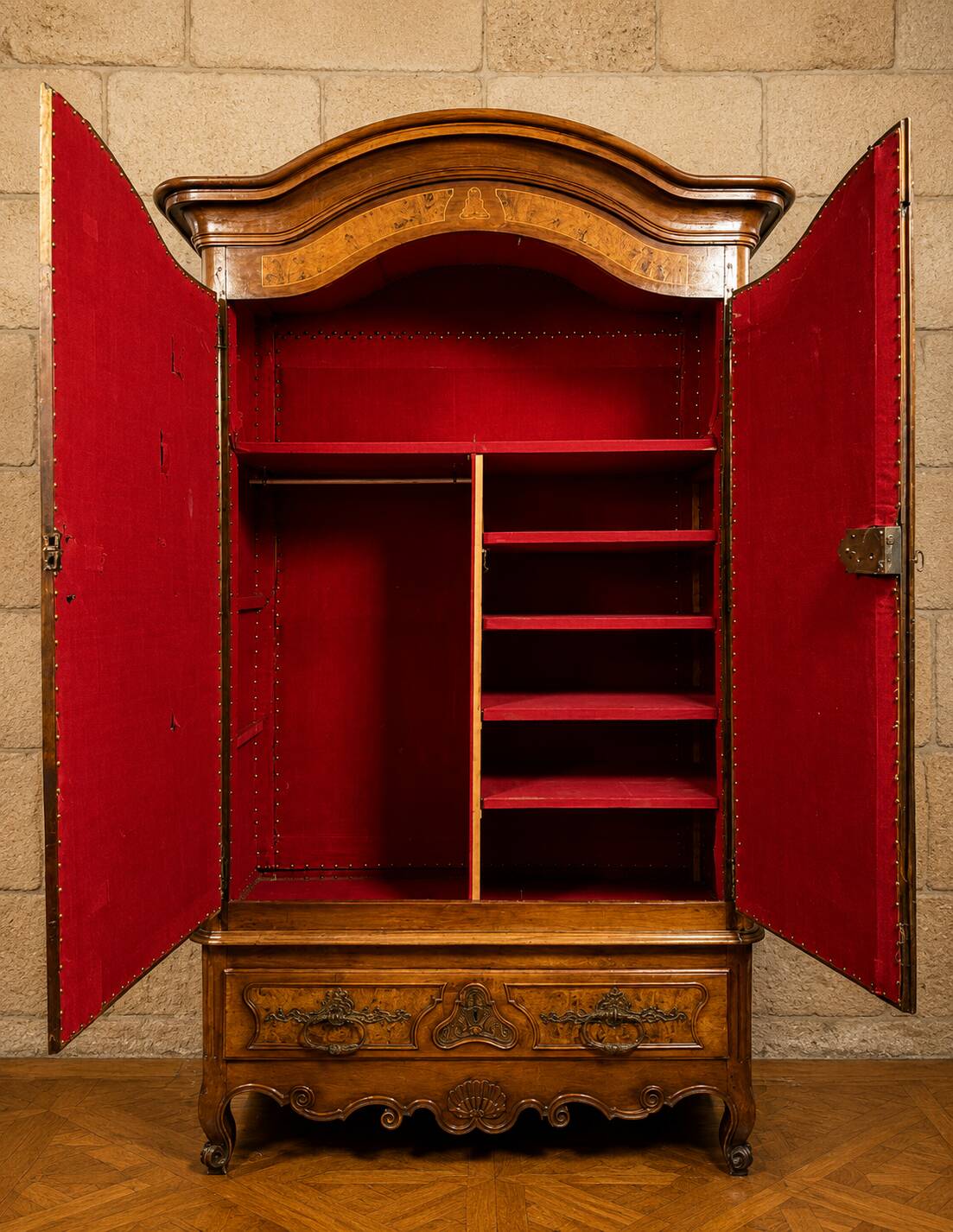 Important wedding armoire from the Louis XV period in marquetry and burl.