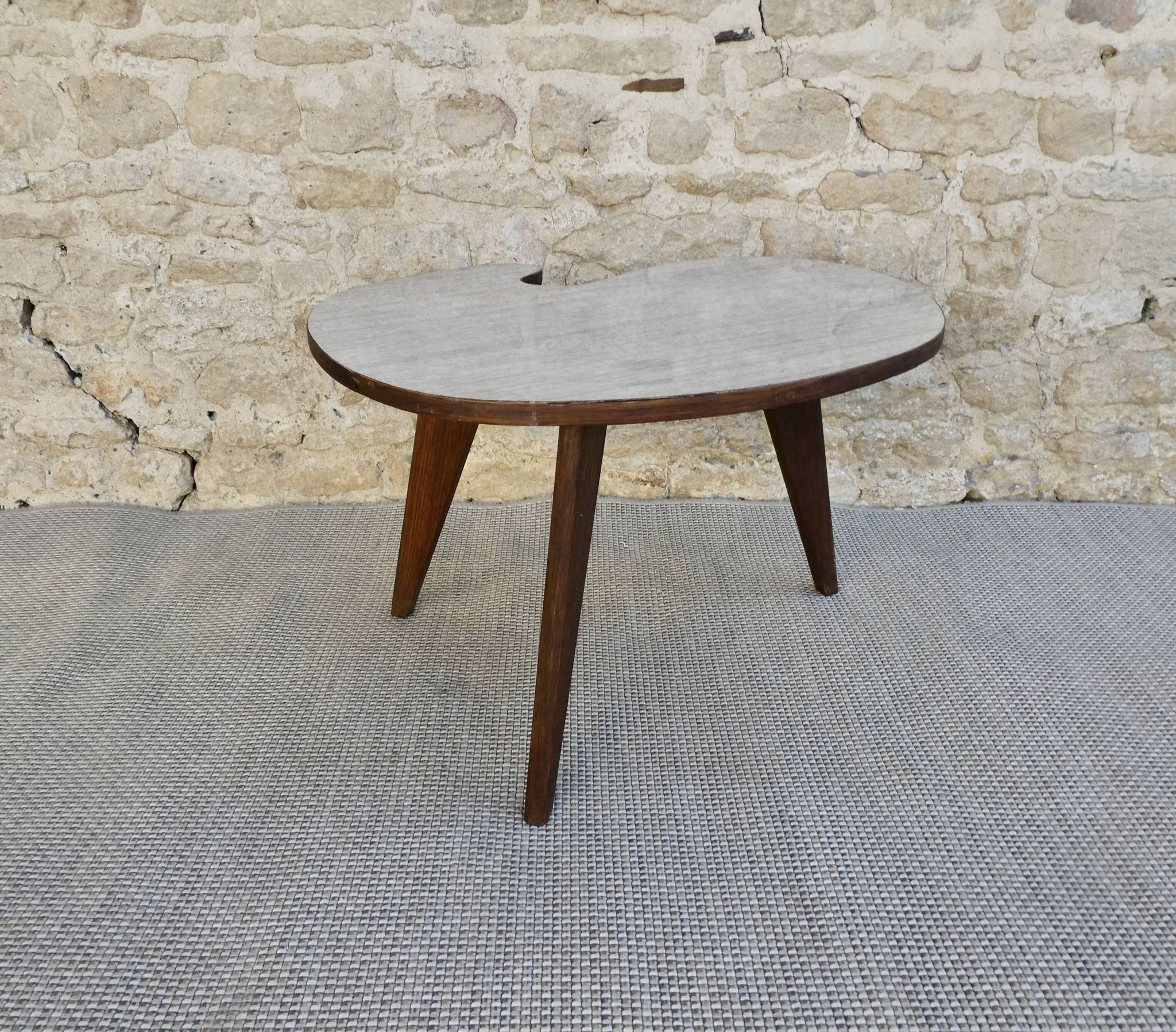 Table basse tripode forme libre, en bois et Formica années 60