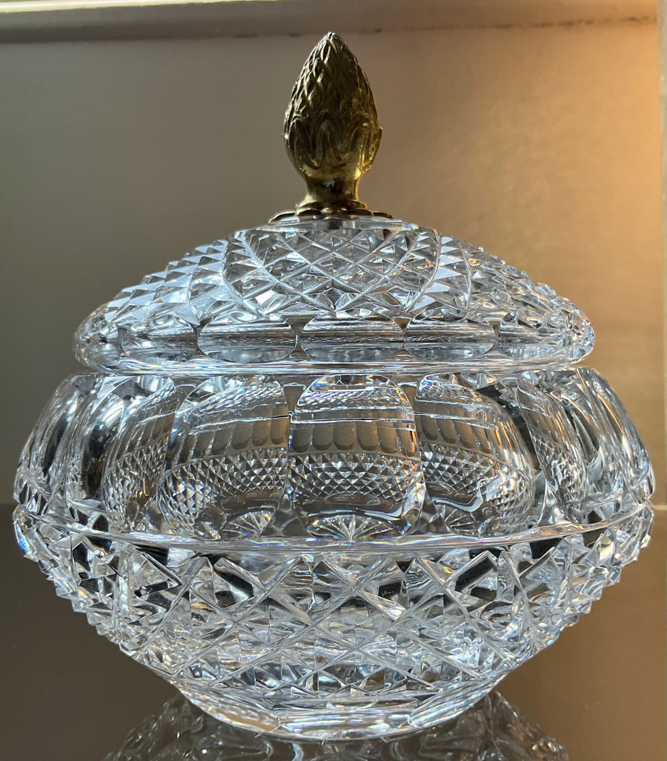 Bonbonnière vintage en cristal ciselé et bronze