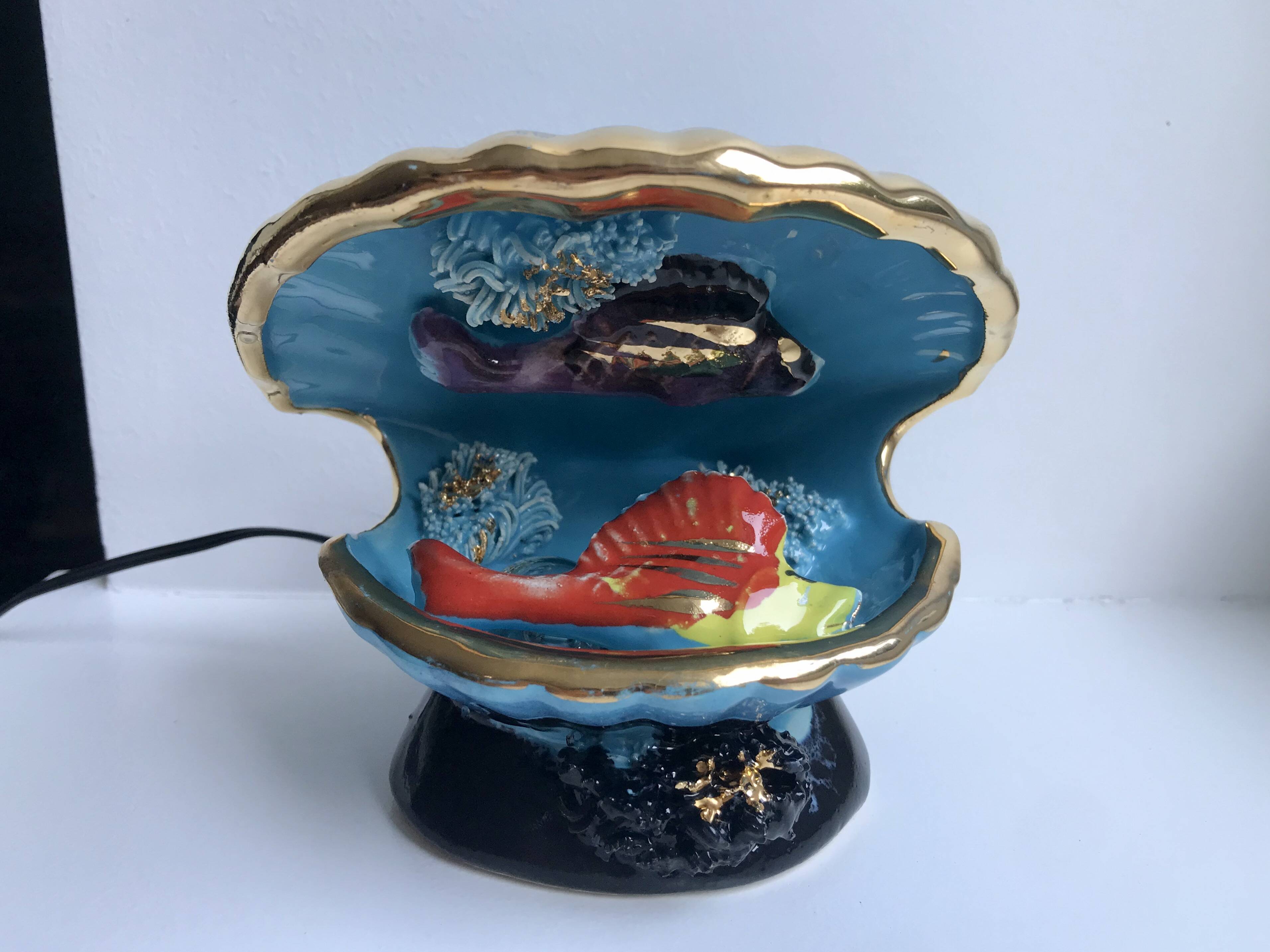 Petite lampe coquillage bleu et poissons signée vallauris années 1970