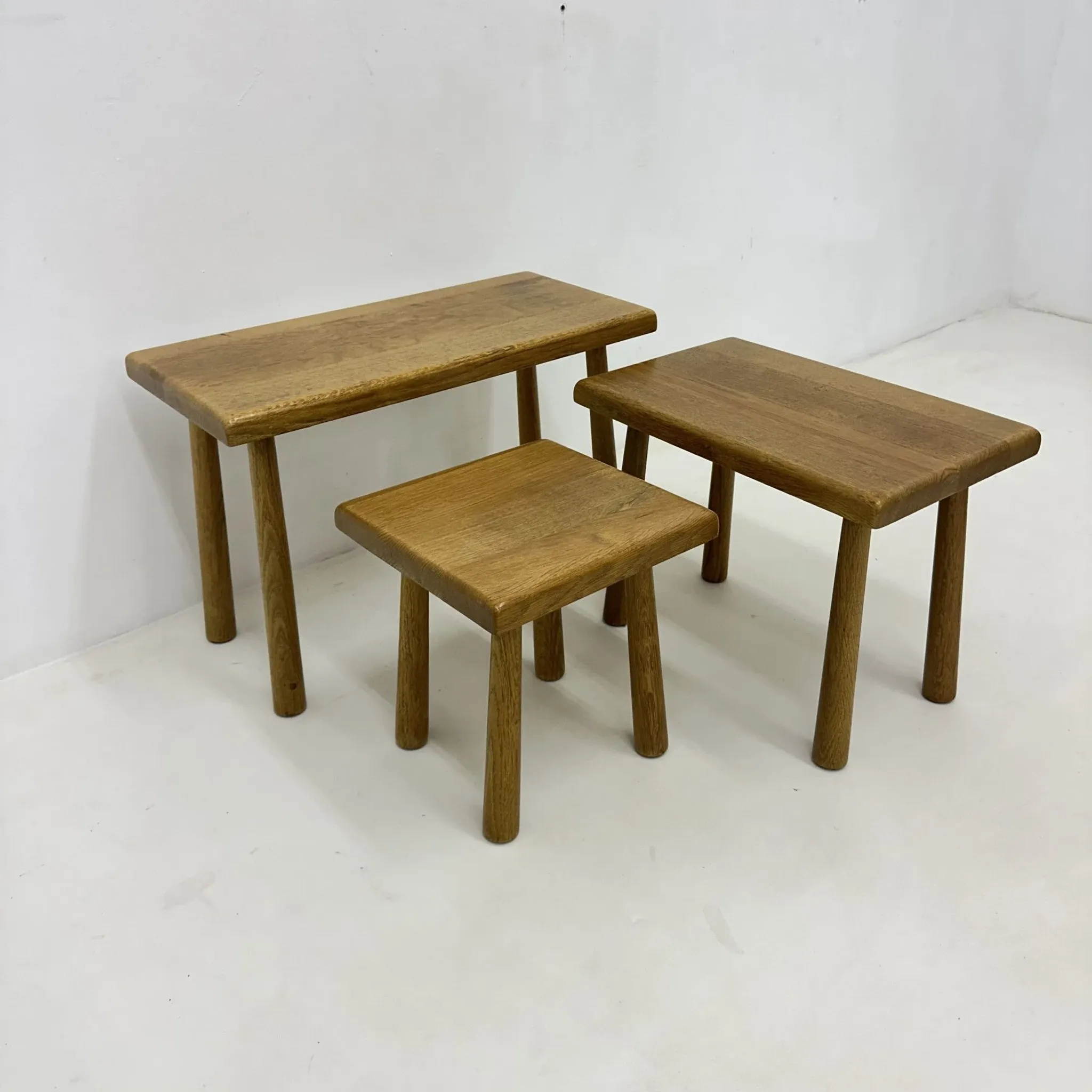 Ensemble de tables gigognes en chêne massif style brutaliste, années 1970.