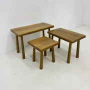 Ensemble de tables gigognes en chêne massif style brutaliste, années 1970.