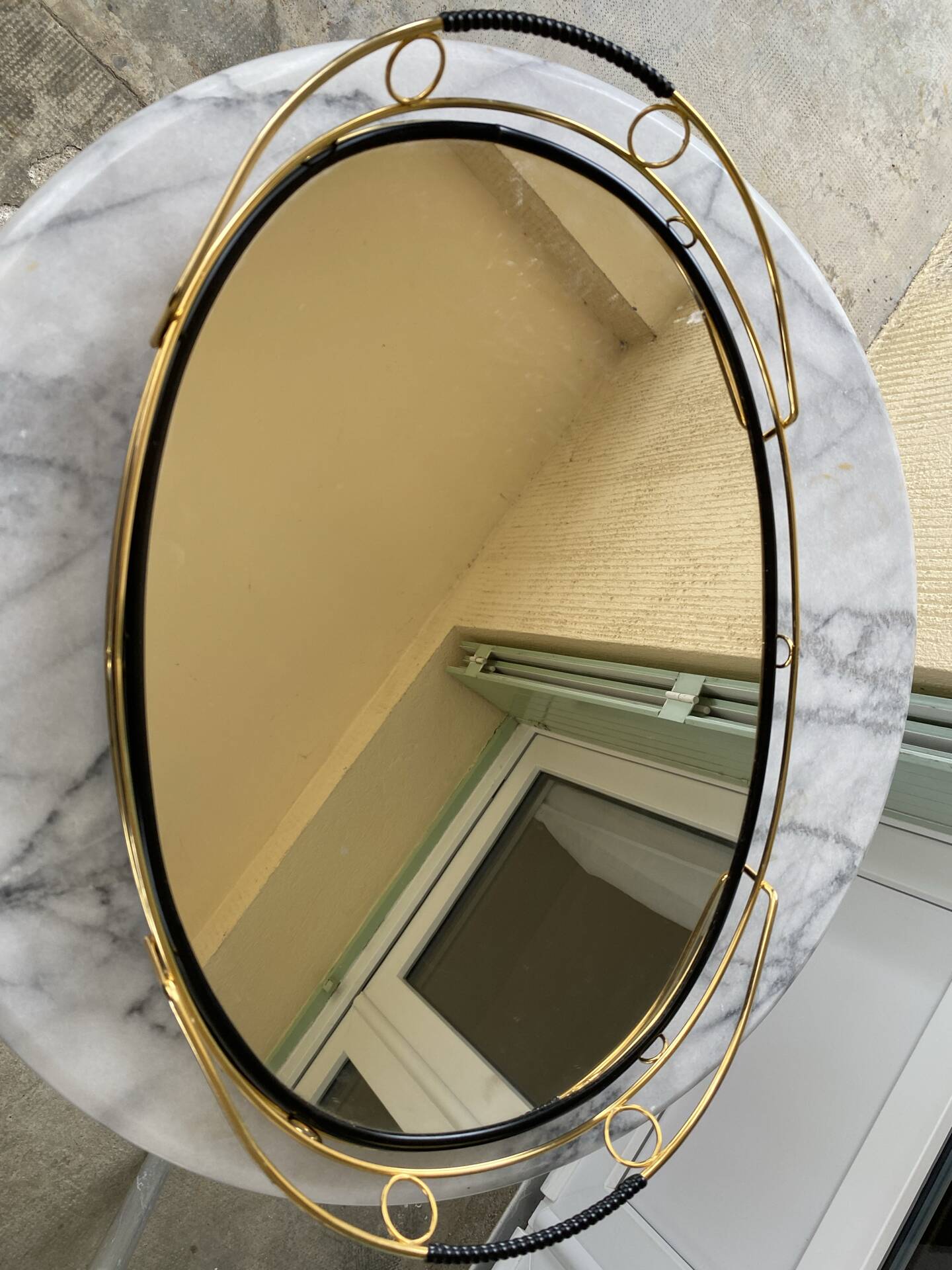 Vintage oval mirror plateau in gilded brass & black scoubidou — 1970s