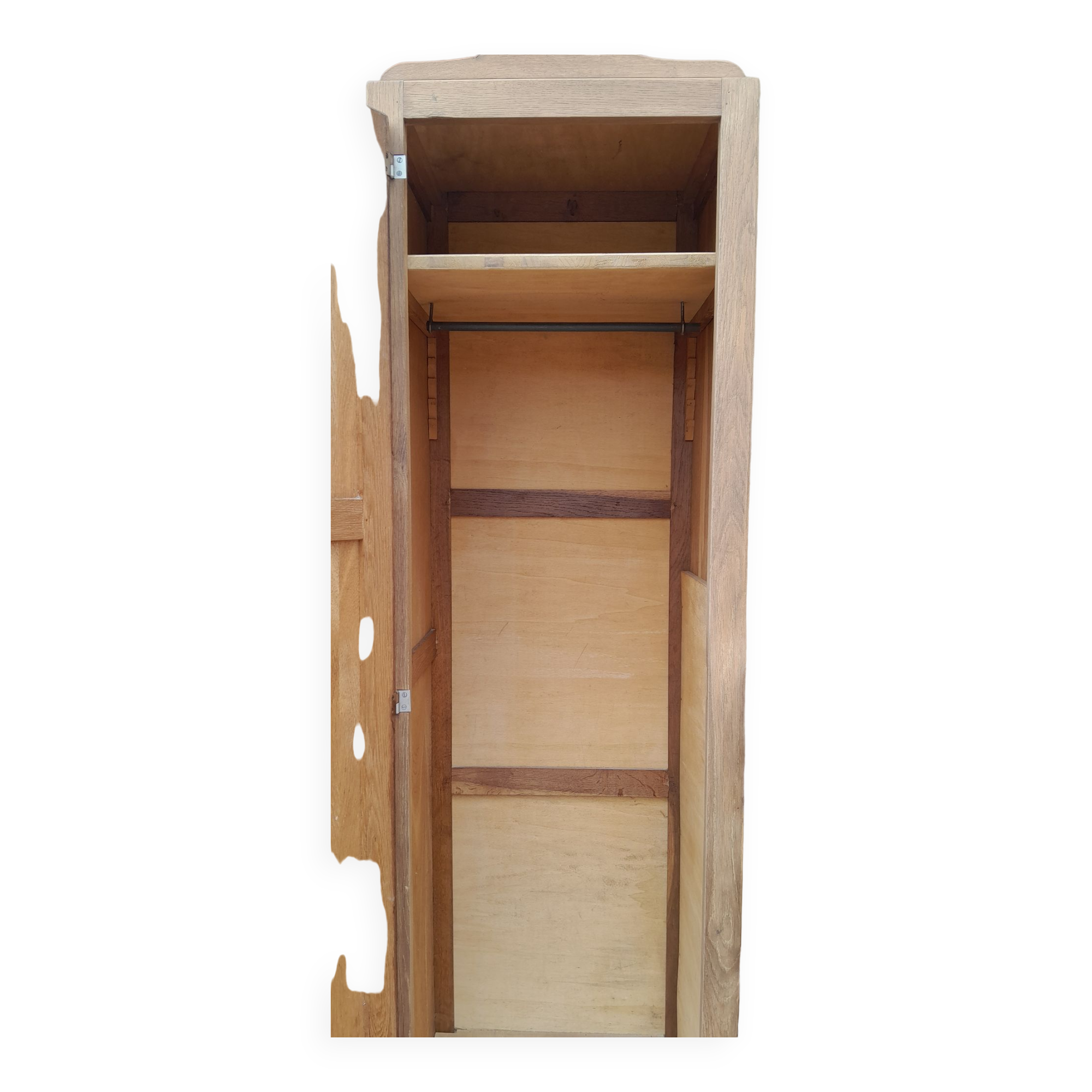 Asymmetrical cabinet