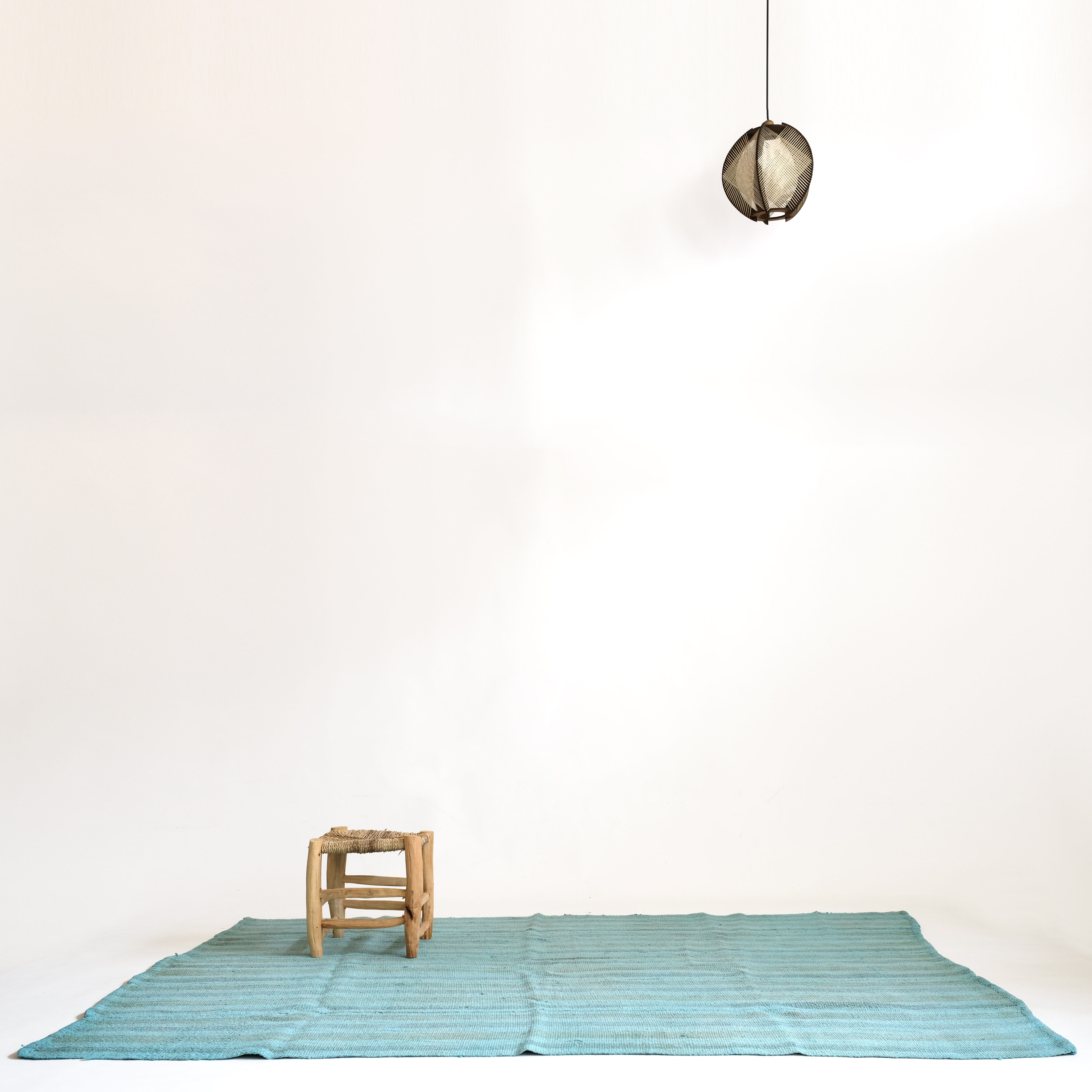 Blue hemp carpet of Turkish origin, 150 x 195 cm.